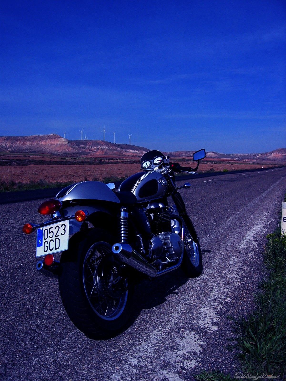 2005 TRIUMPH THRUXTON 900 | Picture 1268046 motorcycle photo