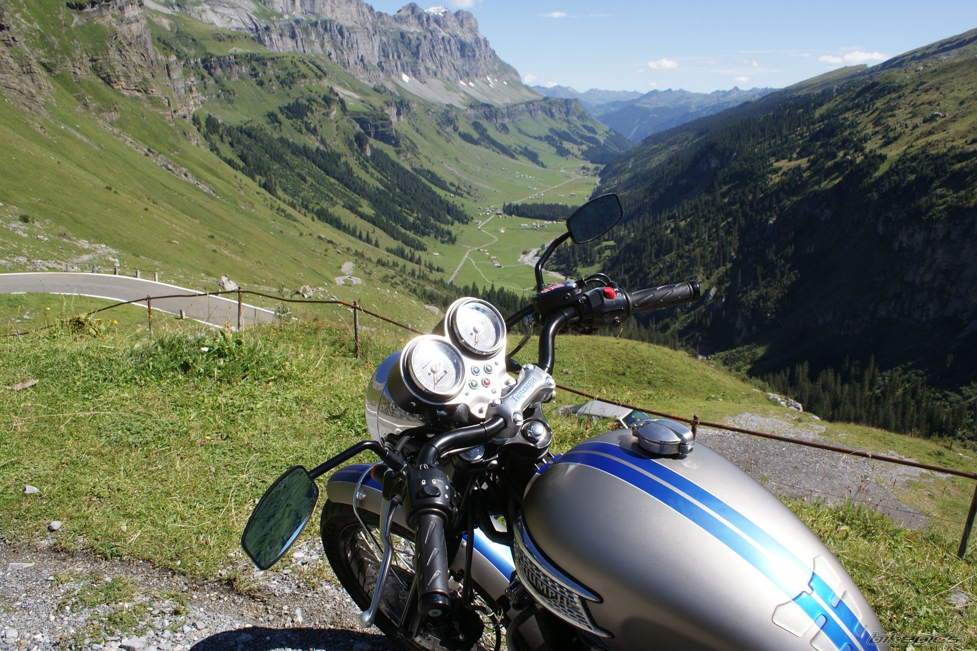 2005 TRIUMPH BONNEVILLE | Picture 1389404 motorcycle photo