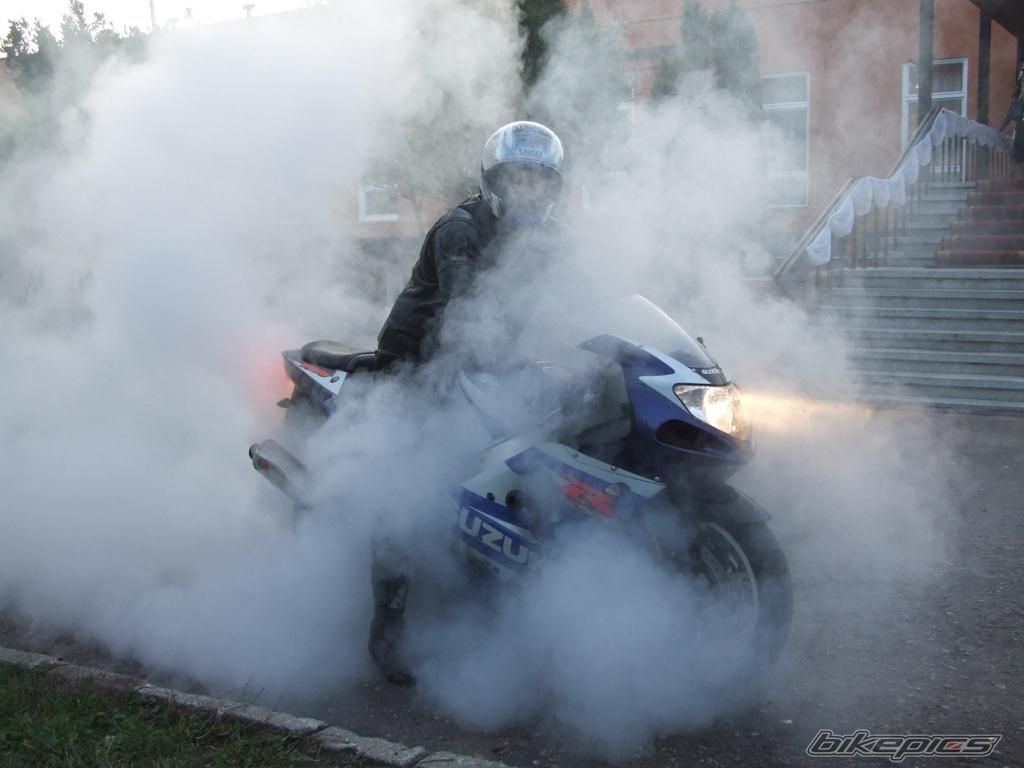 2001 SUZUKI GSX R 1000 | Picture 1449168 motorcycle photo