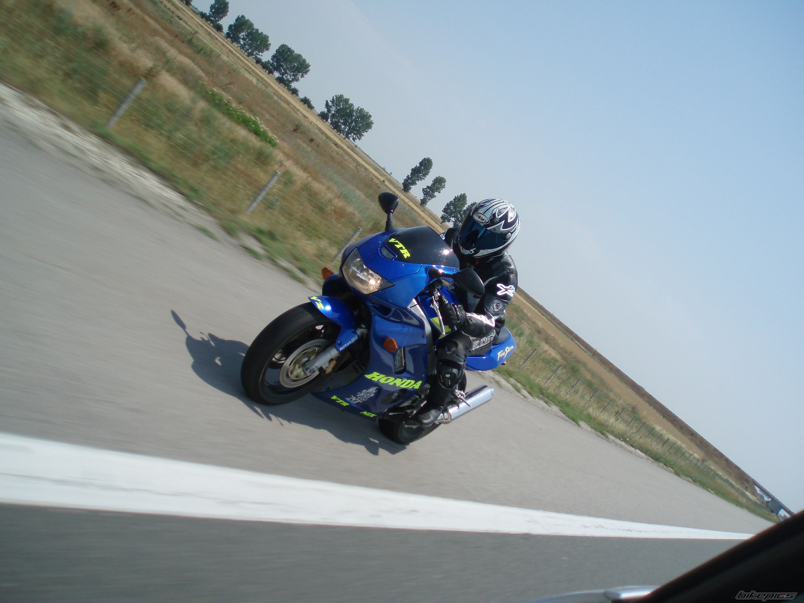 1998 HONDA VTR 1000 | Picture 1707989 motorcycle photo