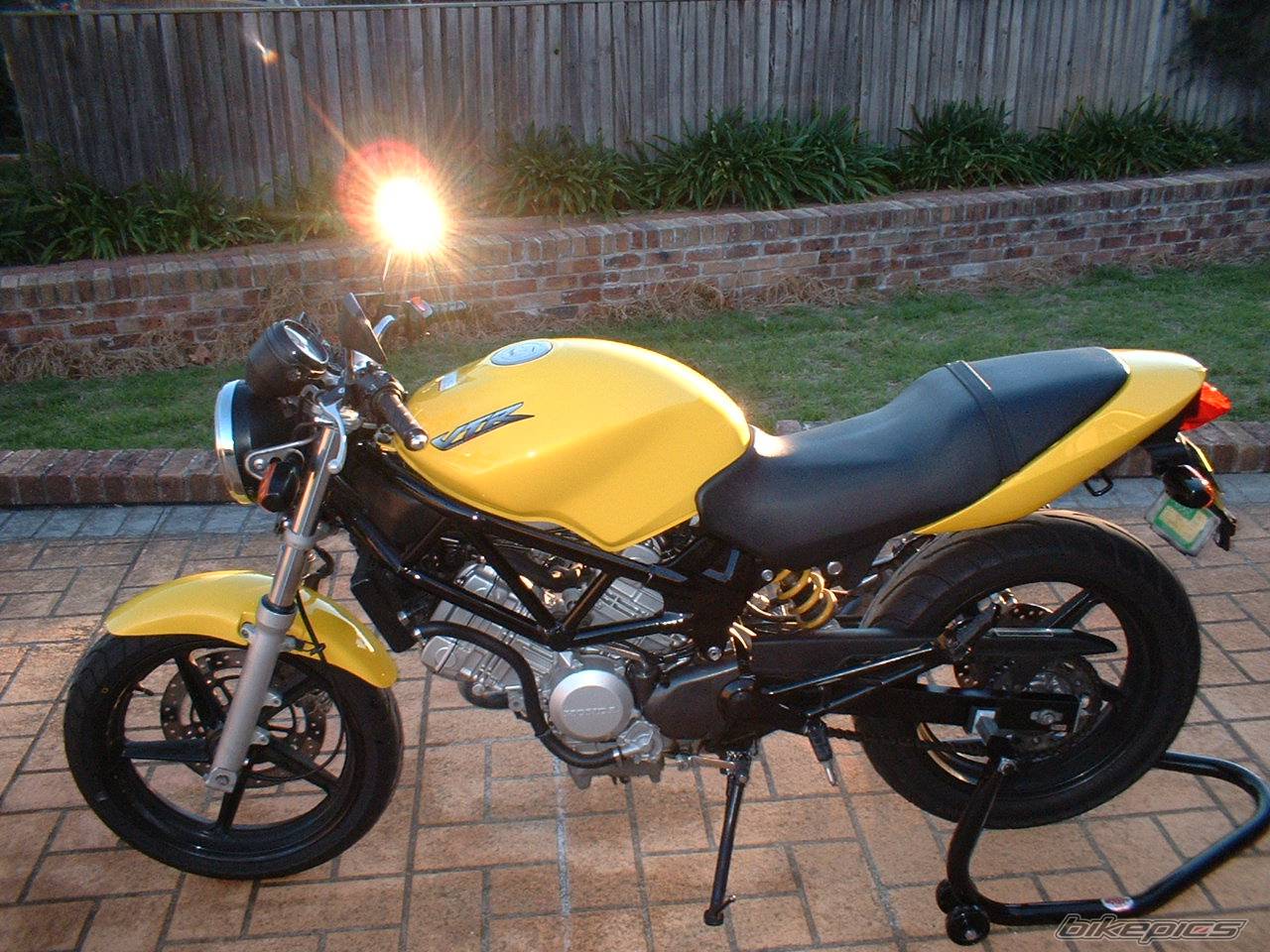 2000 HONDA VTR 250 | Picture 183836 motorcycle photo