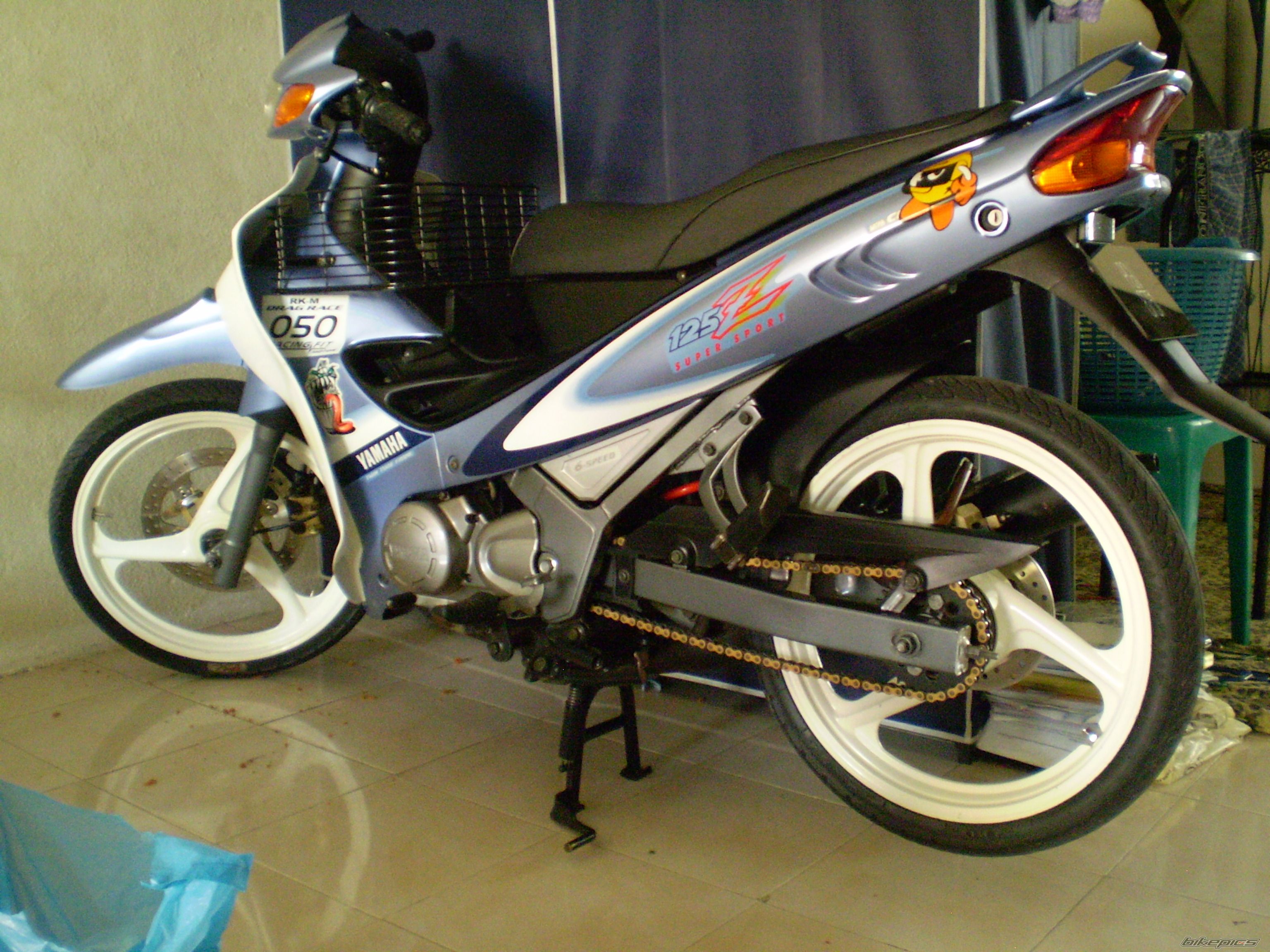 2010 YAMAHA 125 ZR | Picture 1938730 motorcycle photo
