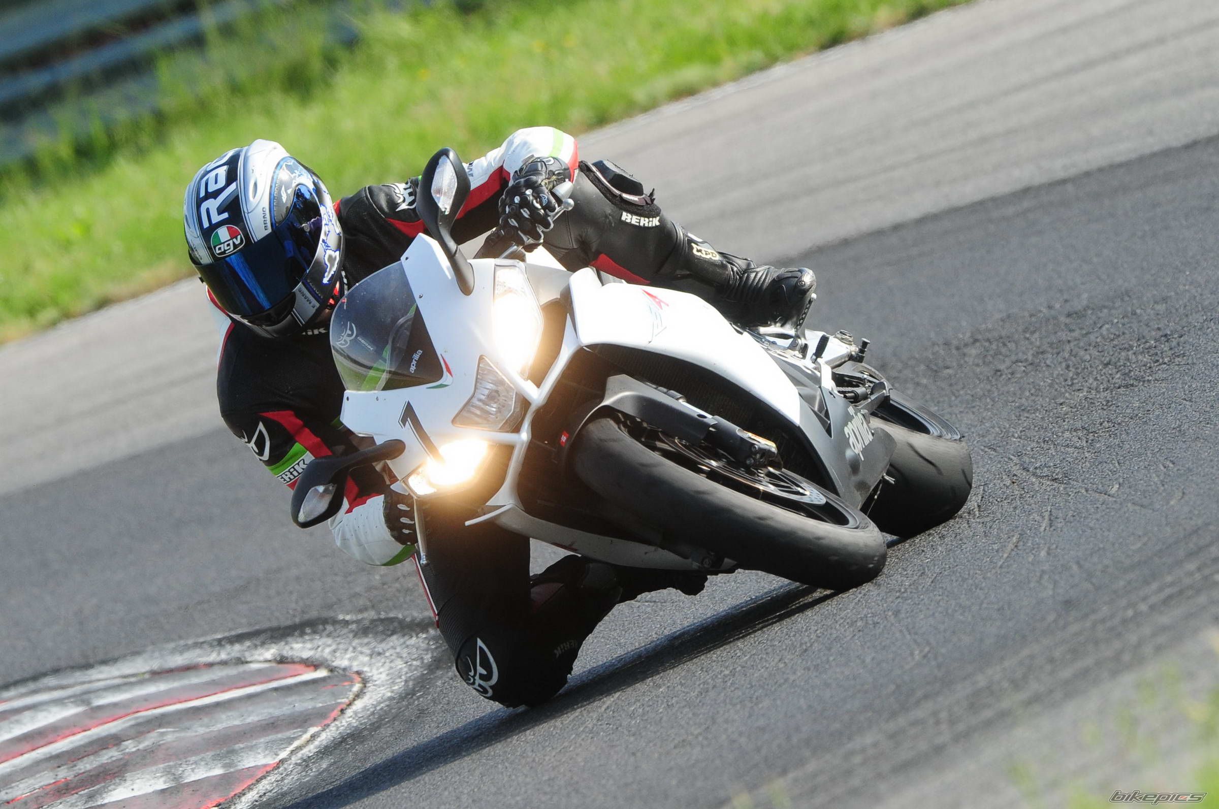 2010 APRILIA RSV MILLE FACTORY | Picture 2001081 motorcycle photo