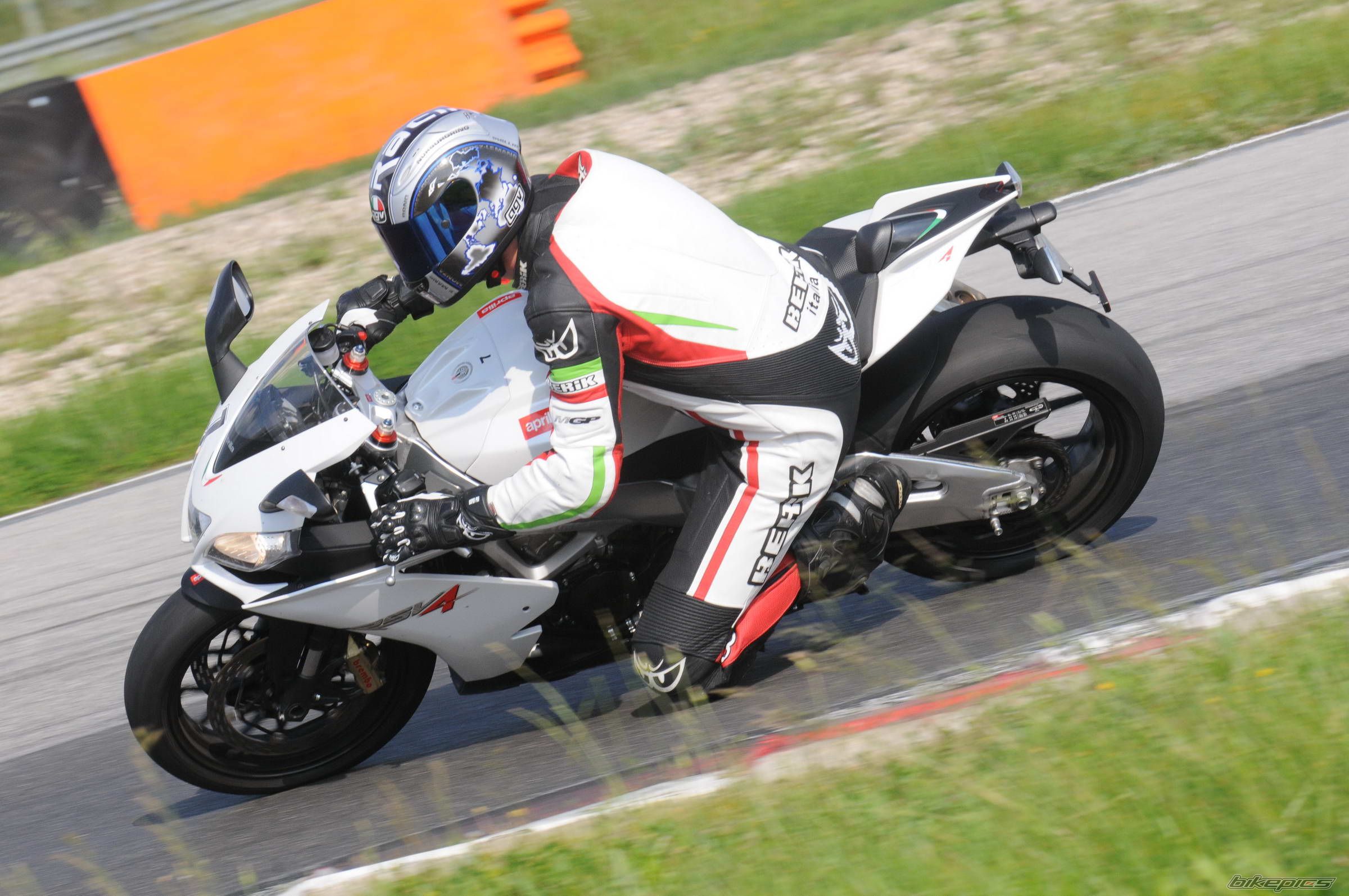2010 APRILIA RSV MILLE FACTORY | Picture 2001082 motorcycle photo