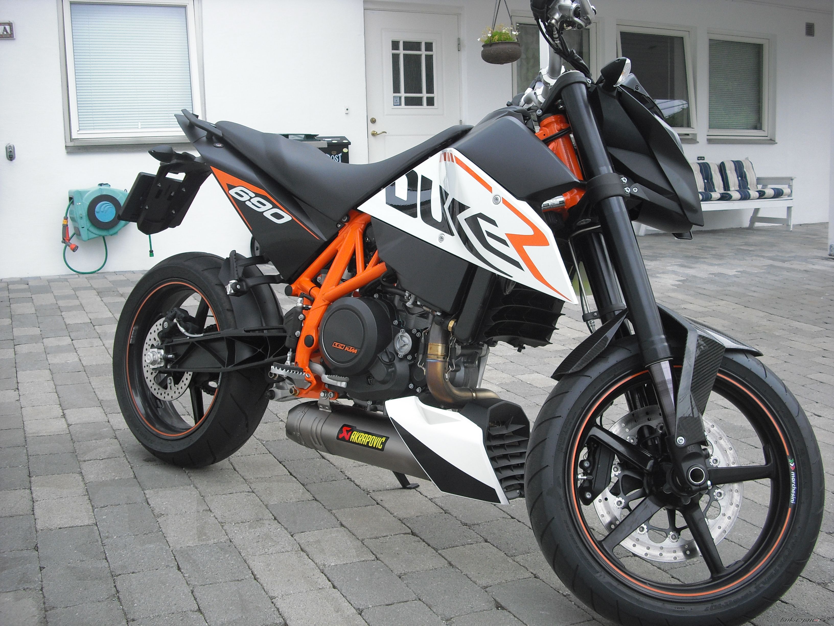 2010 KTM 690 DUKE | Picture 2004058 motorcycle photo
