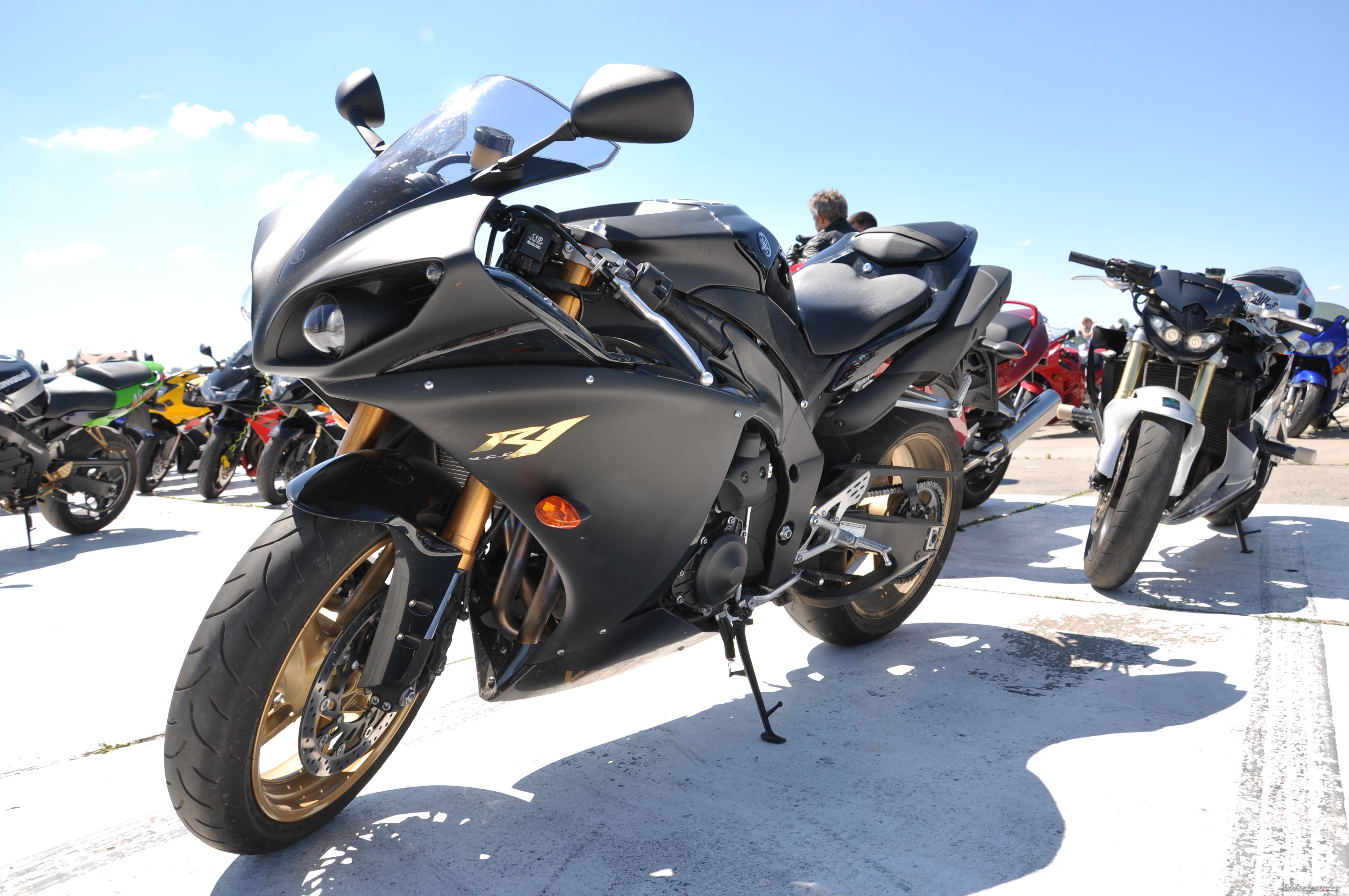 2009 YAMAHA YZF R1 | Picture 2007360 motorcycle photo