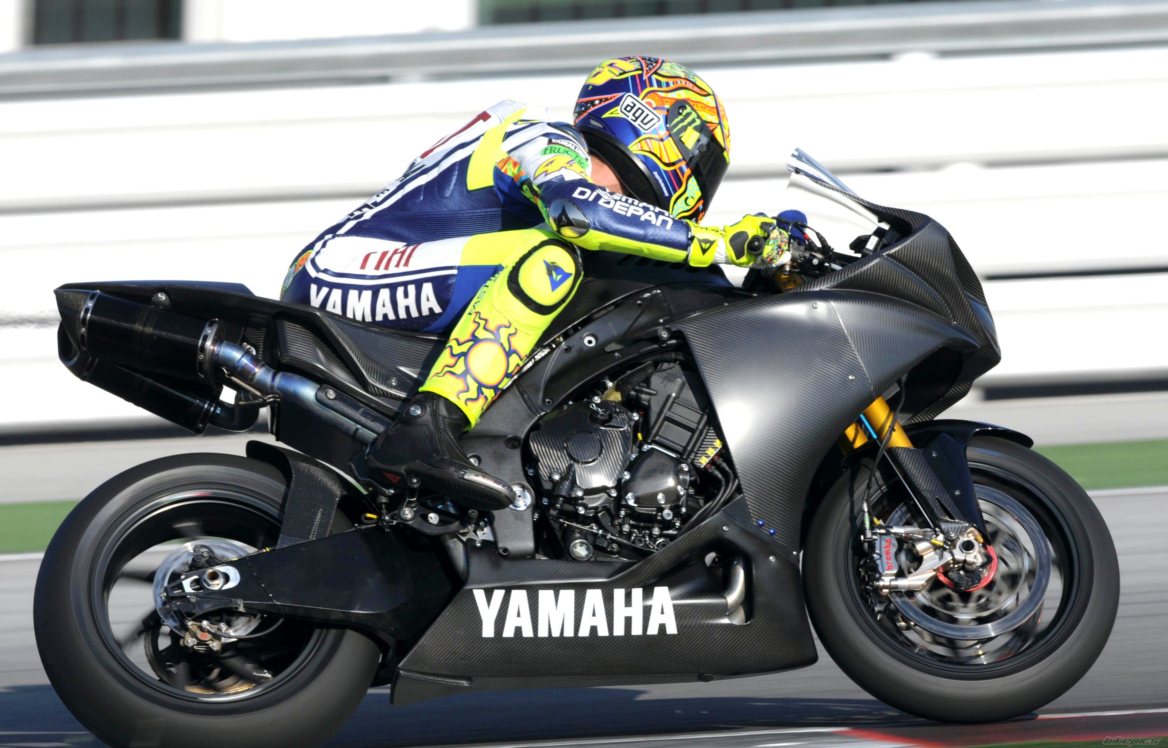 2010 YAMAHA YZF R1 | Picture 2016279 motorcycle photo
