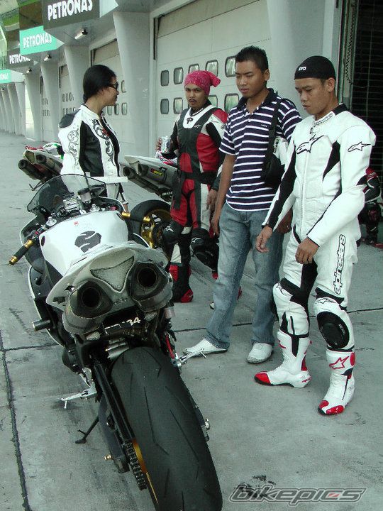 2010 YAMAHA YZF R1 | Picture 2035475 motorcycle photo