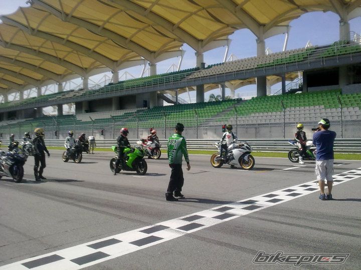 2010 YAMAHA YZF R1 | Picture 2035476 motorcycle photo