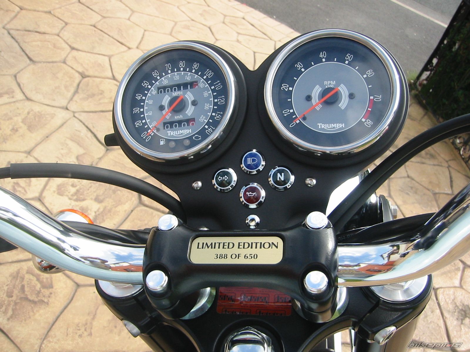 2009 TRIUMPH BONNEVILLE | Picture 2042275 motorcycle photo