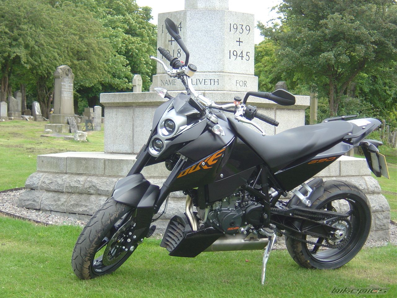 2010 KTM 690 DUKE | Picture 2042406 motorcycle photo