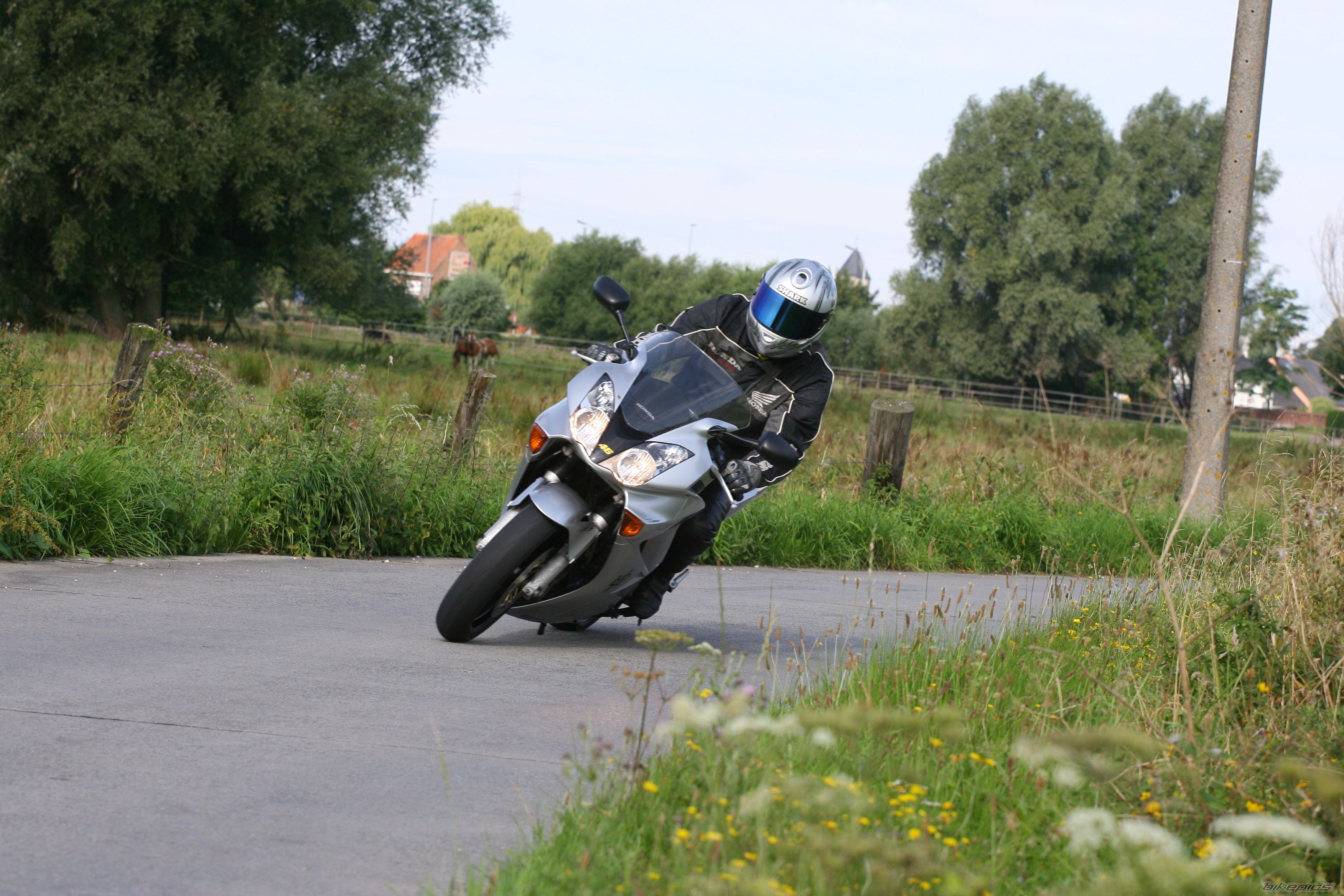 2004 HONDA VFR 800 | Picture 2066672 motorcycle photo