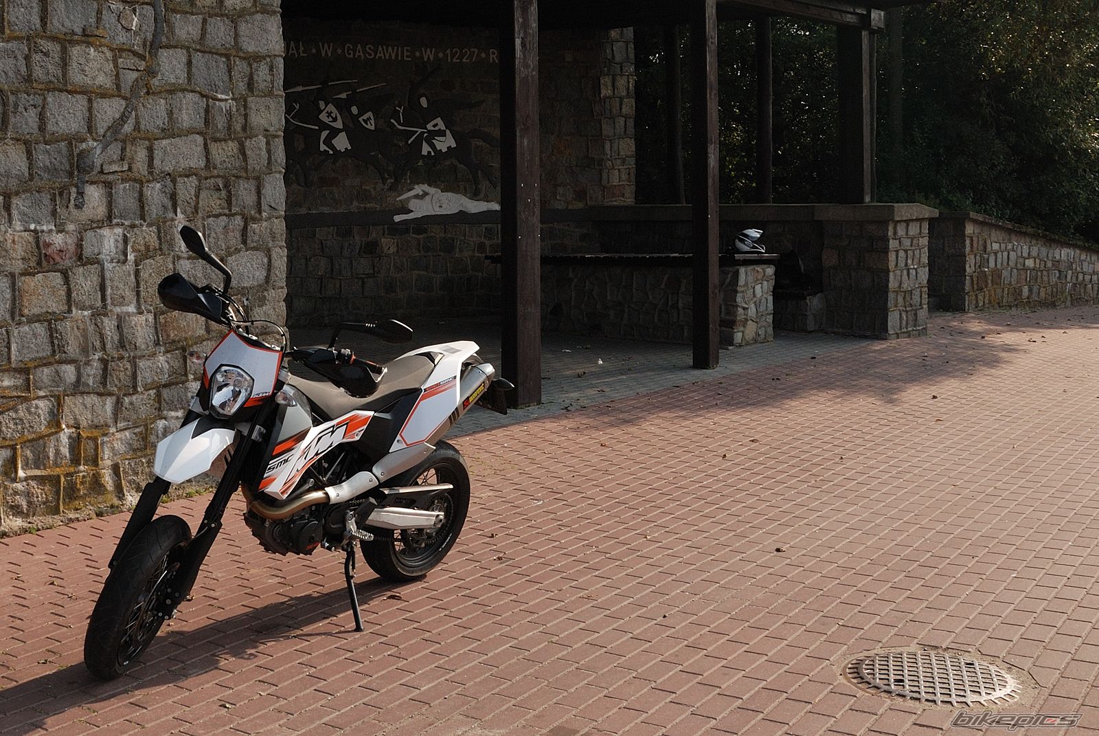 2010 KTM 690 SUPERMOTO | Picture 2109438 motorcycle photo