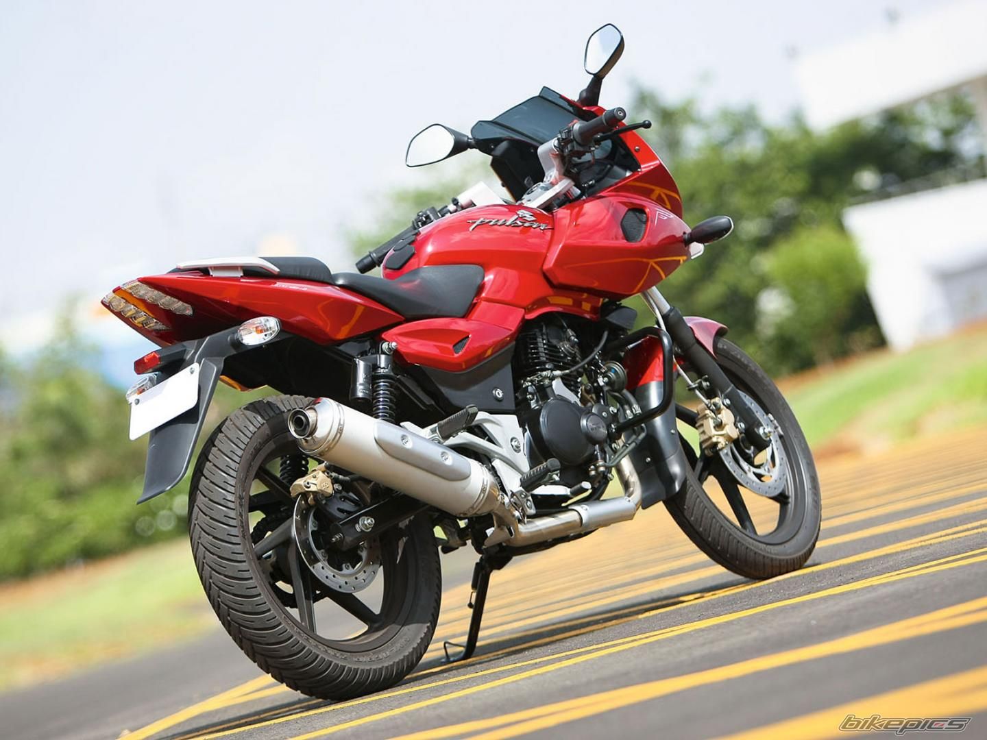 2009 BAJAJ PULSAR 220F | Picture 2109645 motorcycle photo