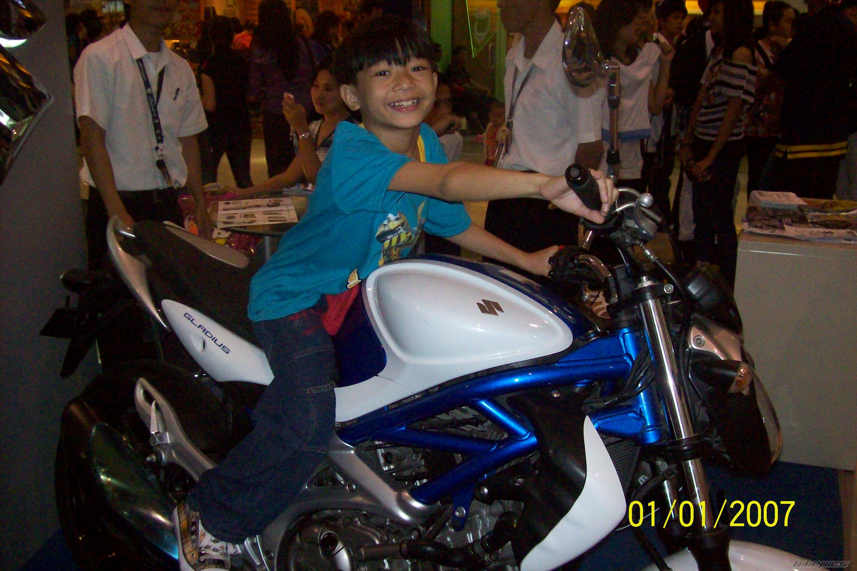 2010 SUZUKI SUZUKI GSXR 711 | Picture 2115696 motorcycle photo