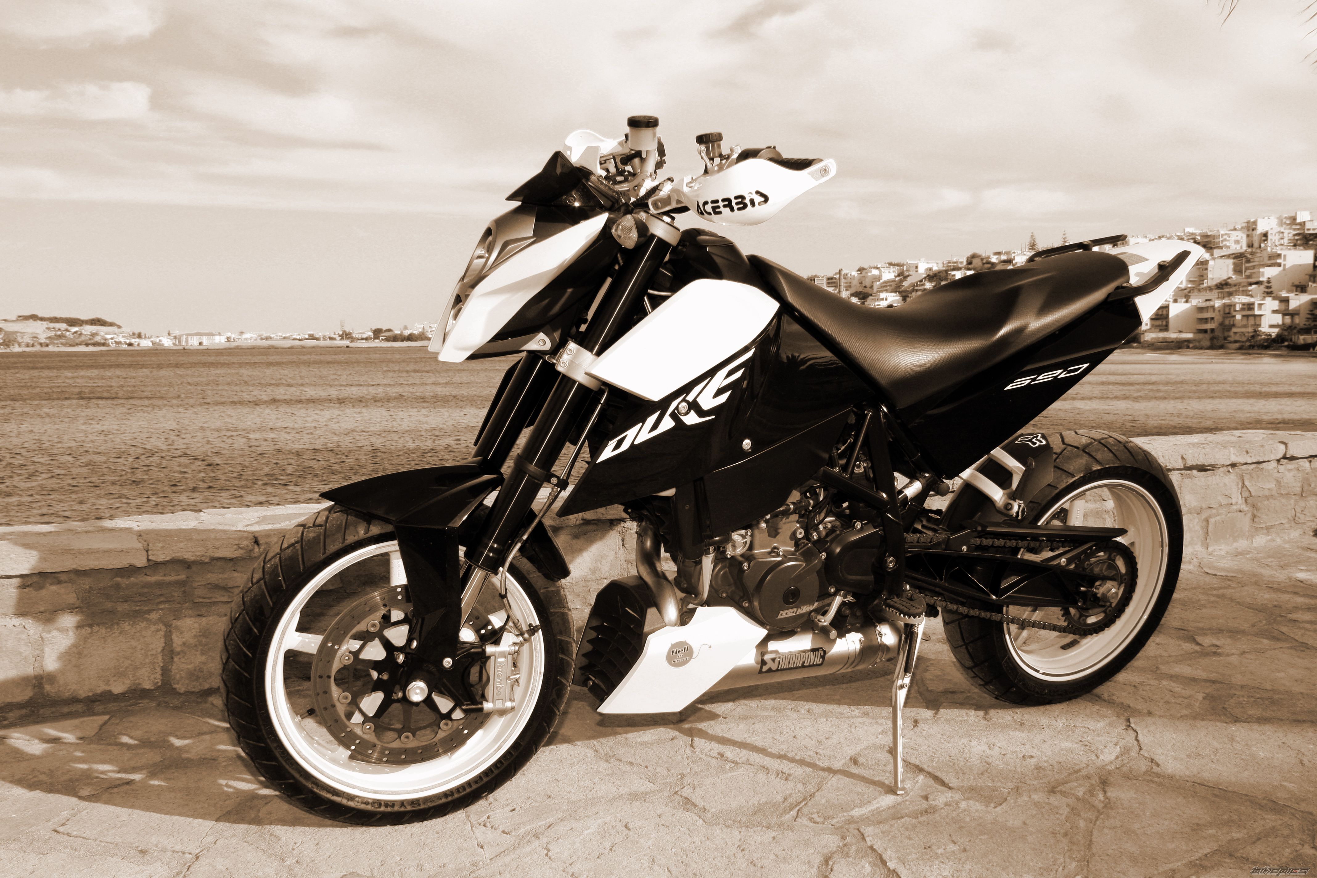 2009 KTM 690 DUKE | Picture 2119003 motorcycle photo