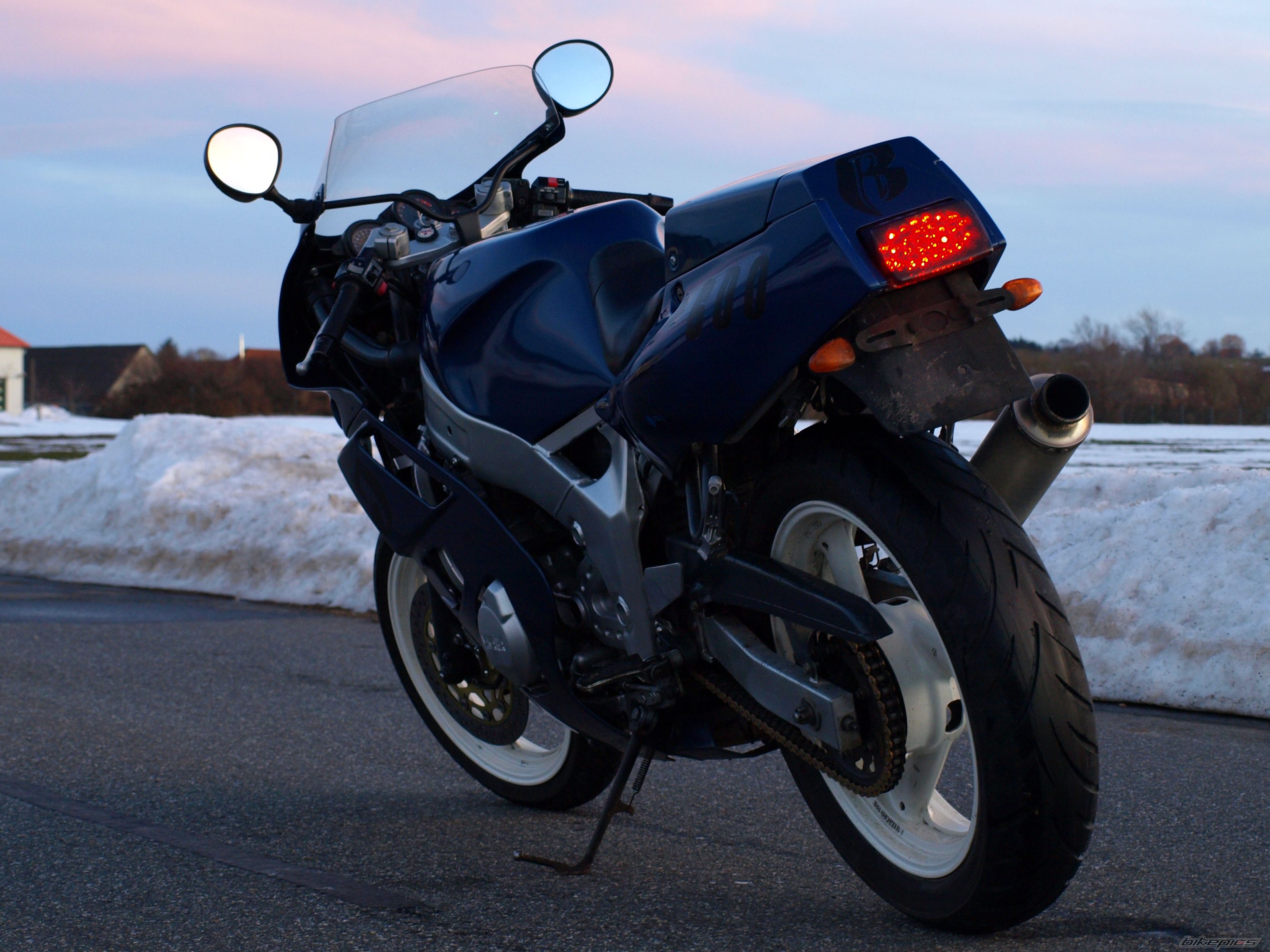1990 YAMAHA FZR 600 | Picture 2160132 motorcycle photo