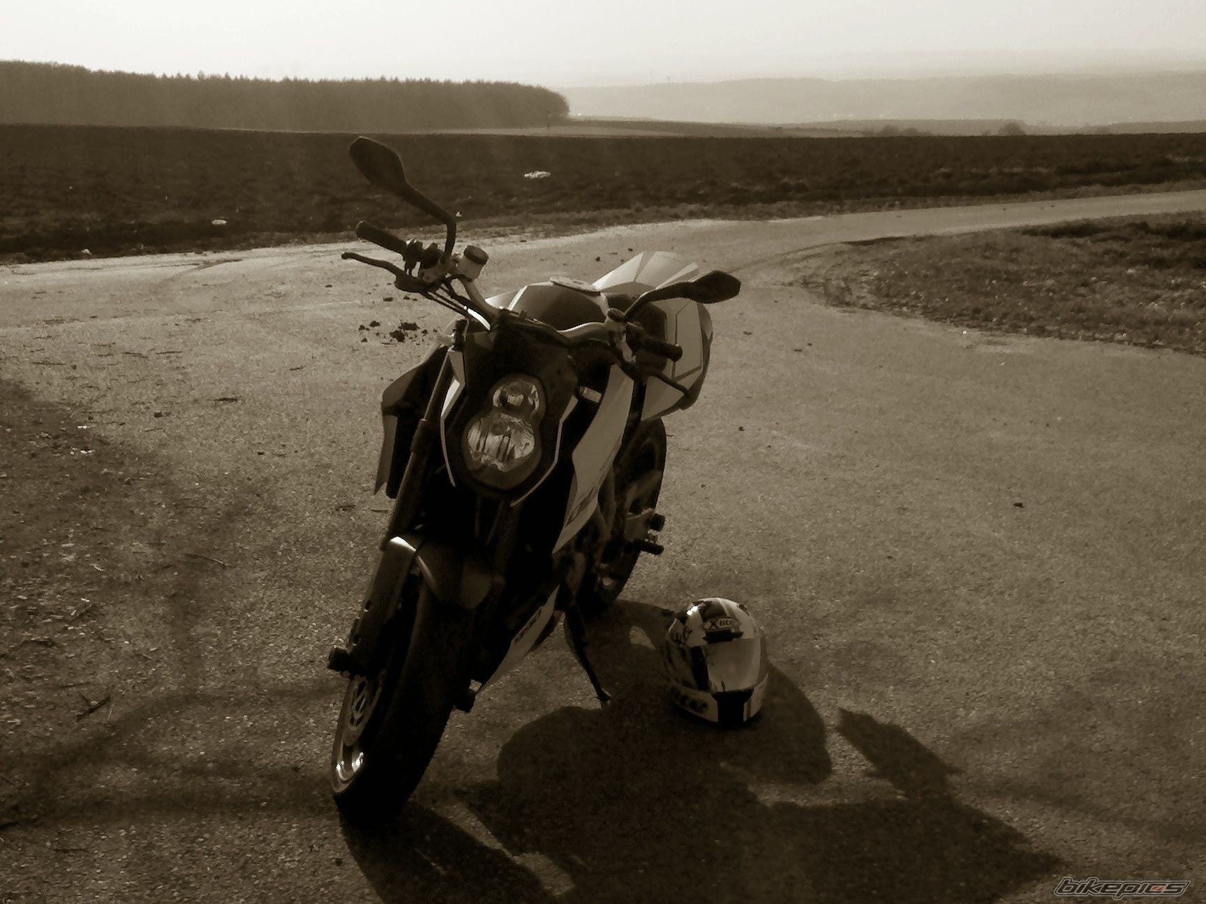 2010 KTM 990 SUPERDUKE | Picture 2173723 motorcycle photo
