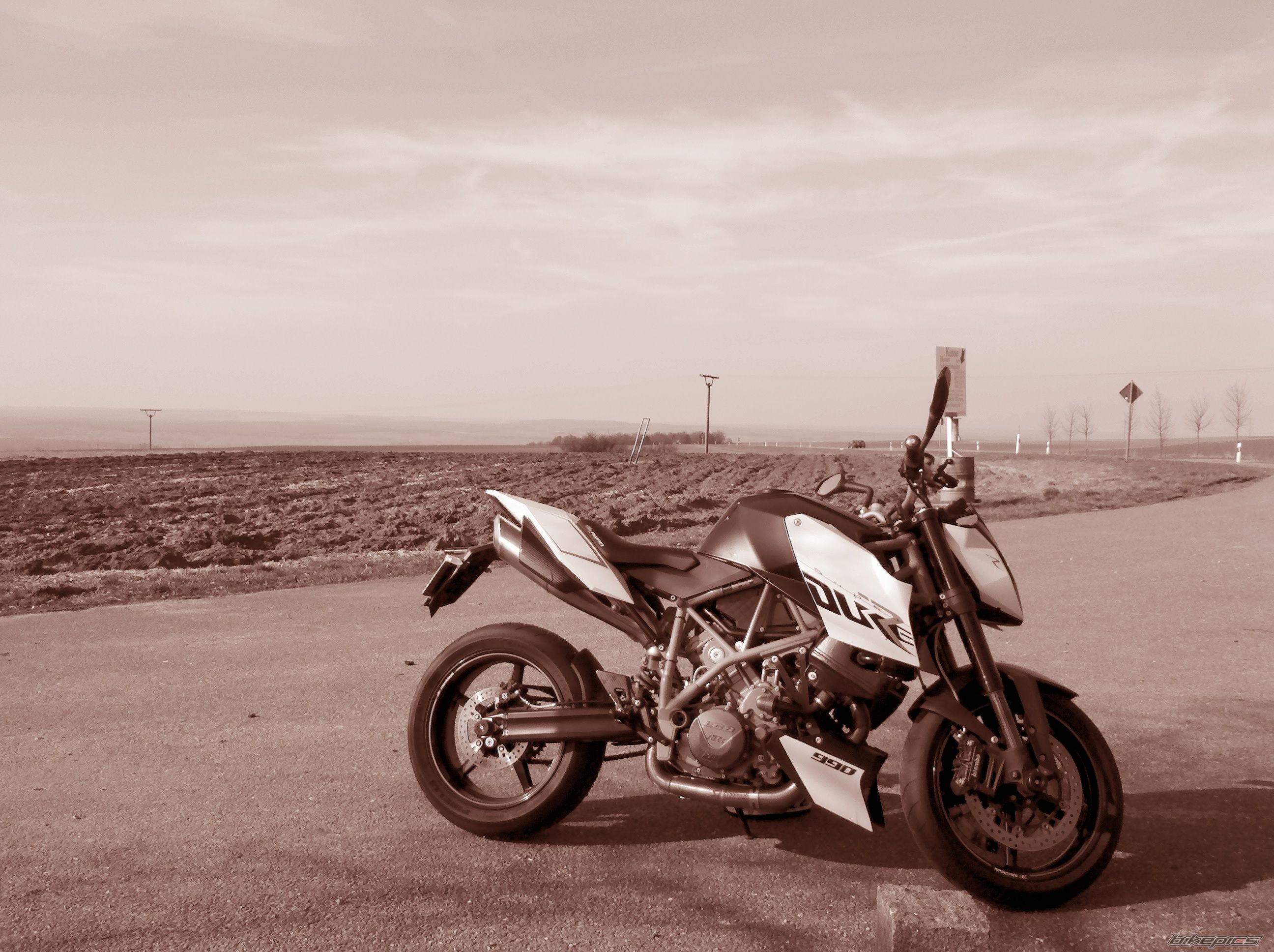 2010 KTM 990 SUPERDUKE | Picture 2173731 motorcycle photo