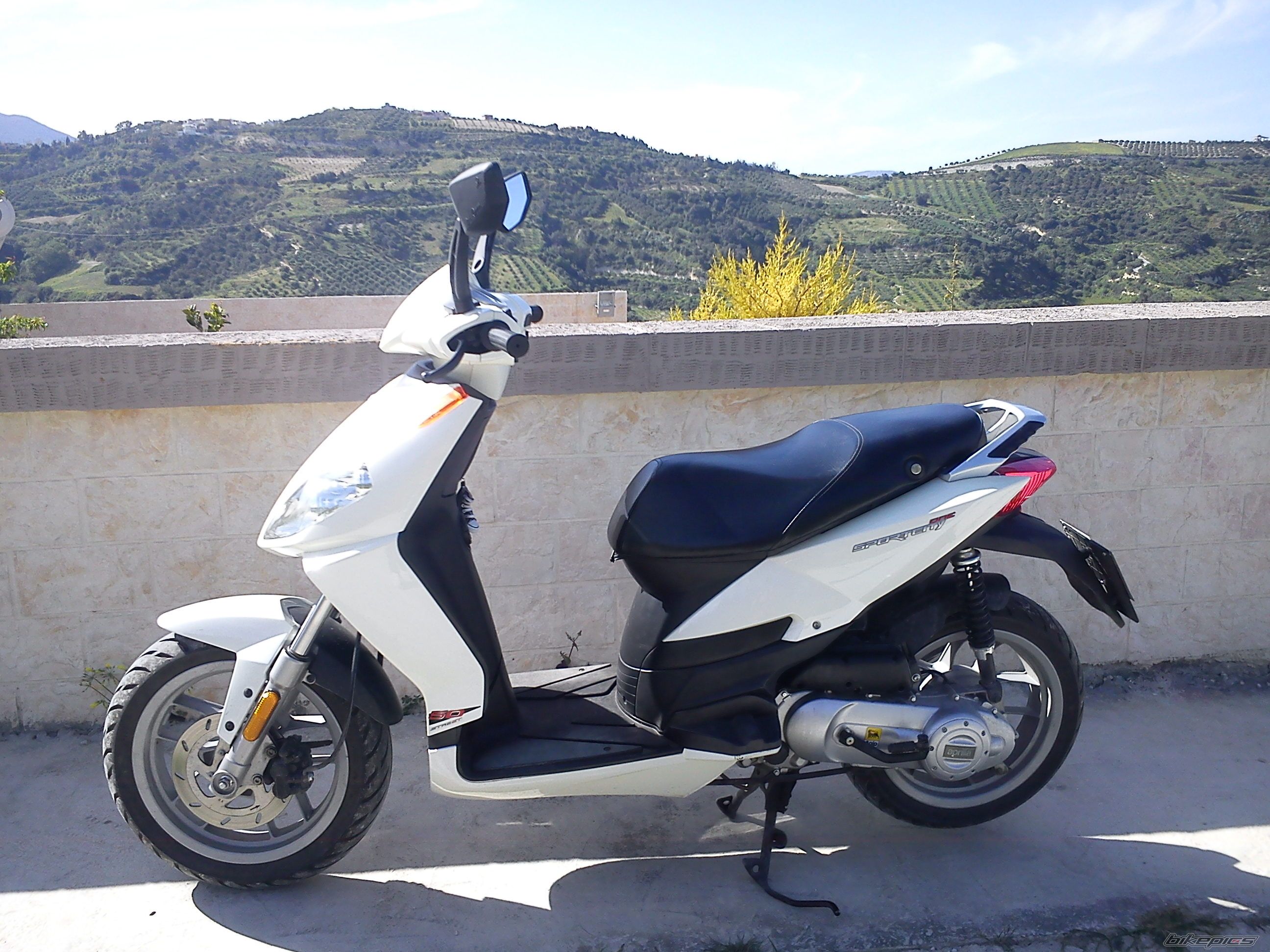2010 APRILIA SPORTCITY 125 | Picture 2195474 motorcycle photo