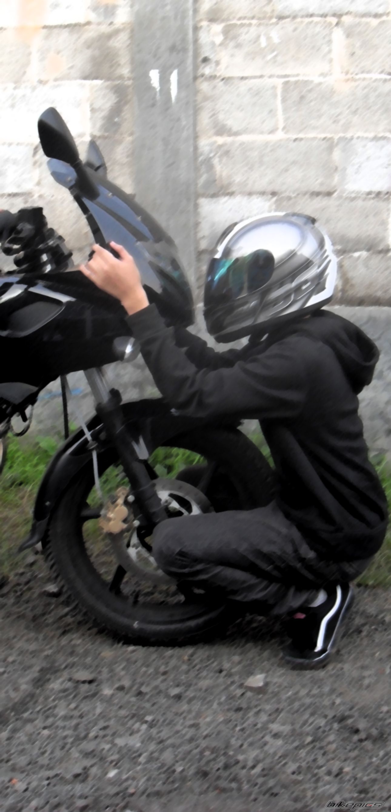 2011 BAJAJ PULSAR 220F | Picture 2204797 motorcycle photo