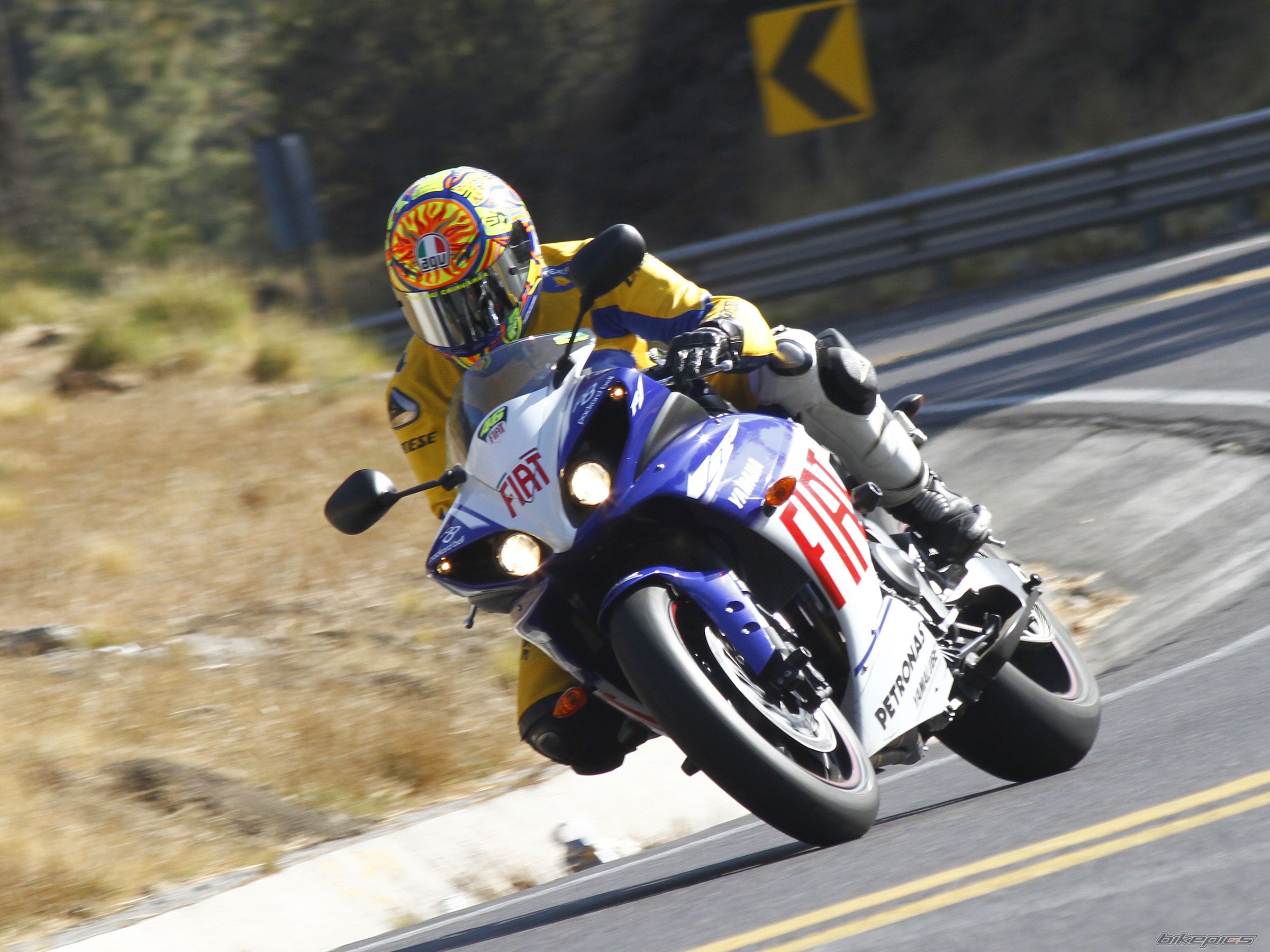 2010 YAMAHA YZF R1 | Picture 2204956 motorcycle photo