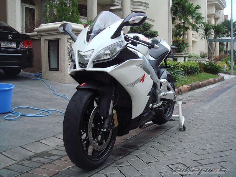 2010 APRILIA RSV4 | Picture 2211492 motorcycle photo