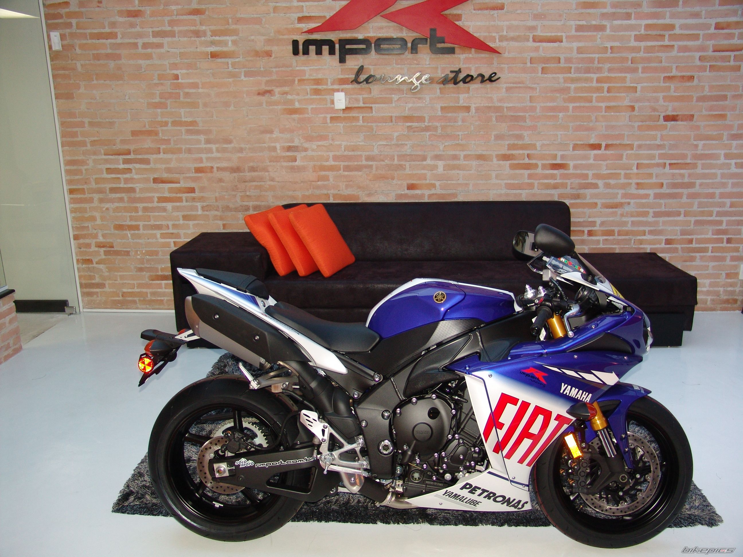 2010 YAMAHA YZF R1 | Picture 2221967 motorcycle photo