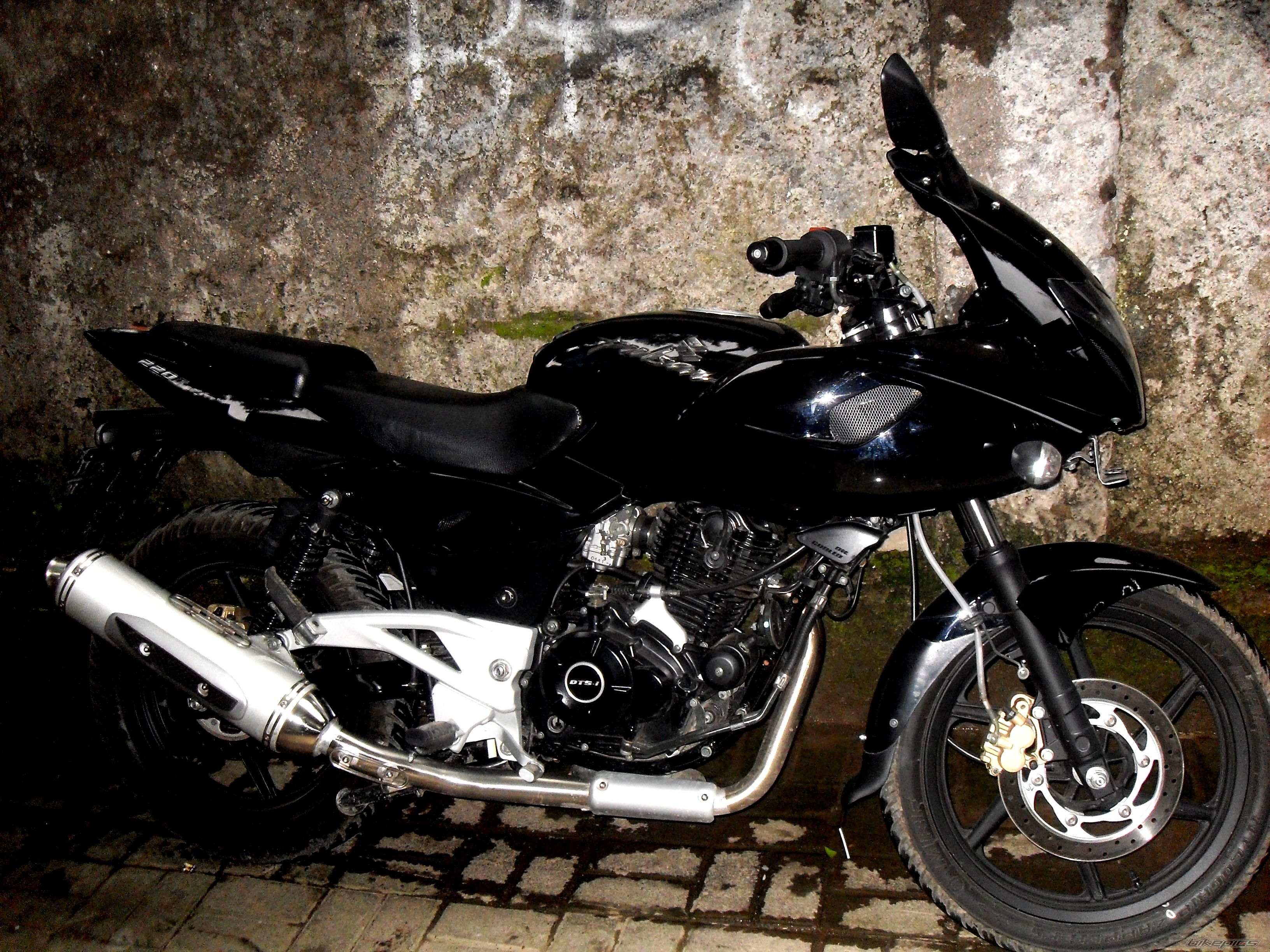 2011 BAJAJ PULSAR 220F | Picture 2222285 motorcycle photo