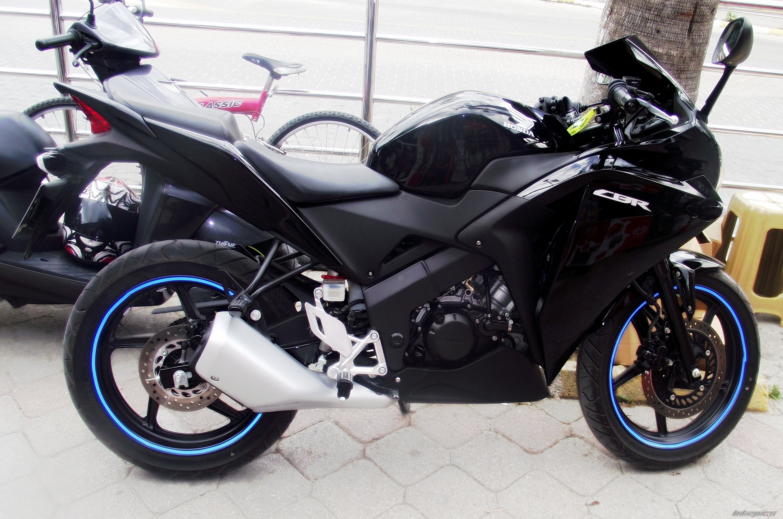 2011 HONDA CBR 125 | Picture 2256362 motorcycle photo