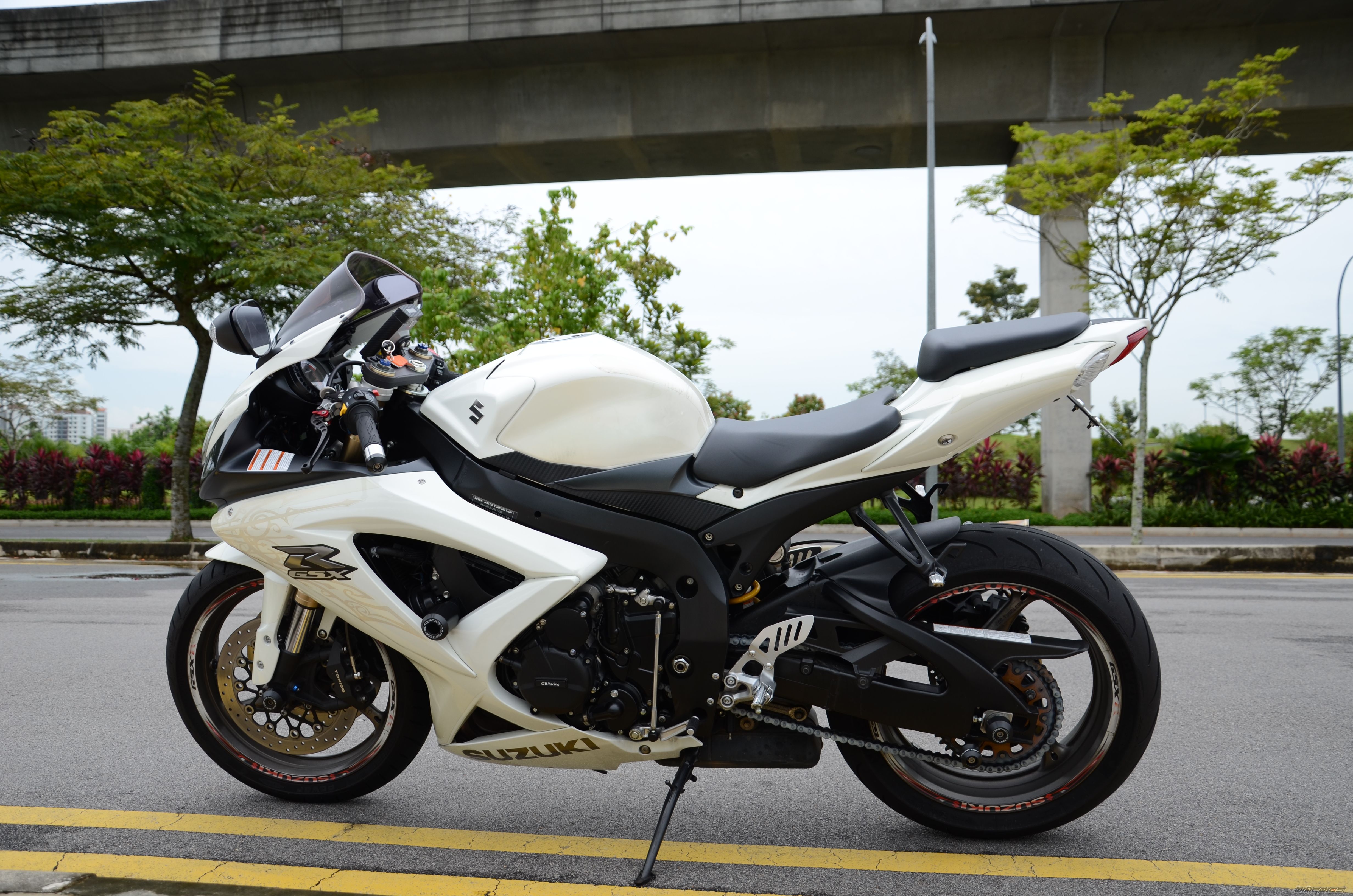 2010 SUZUKI GSX R 600 | Picture 2299774 motorcycle photo