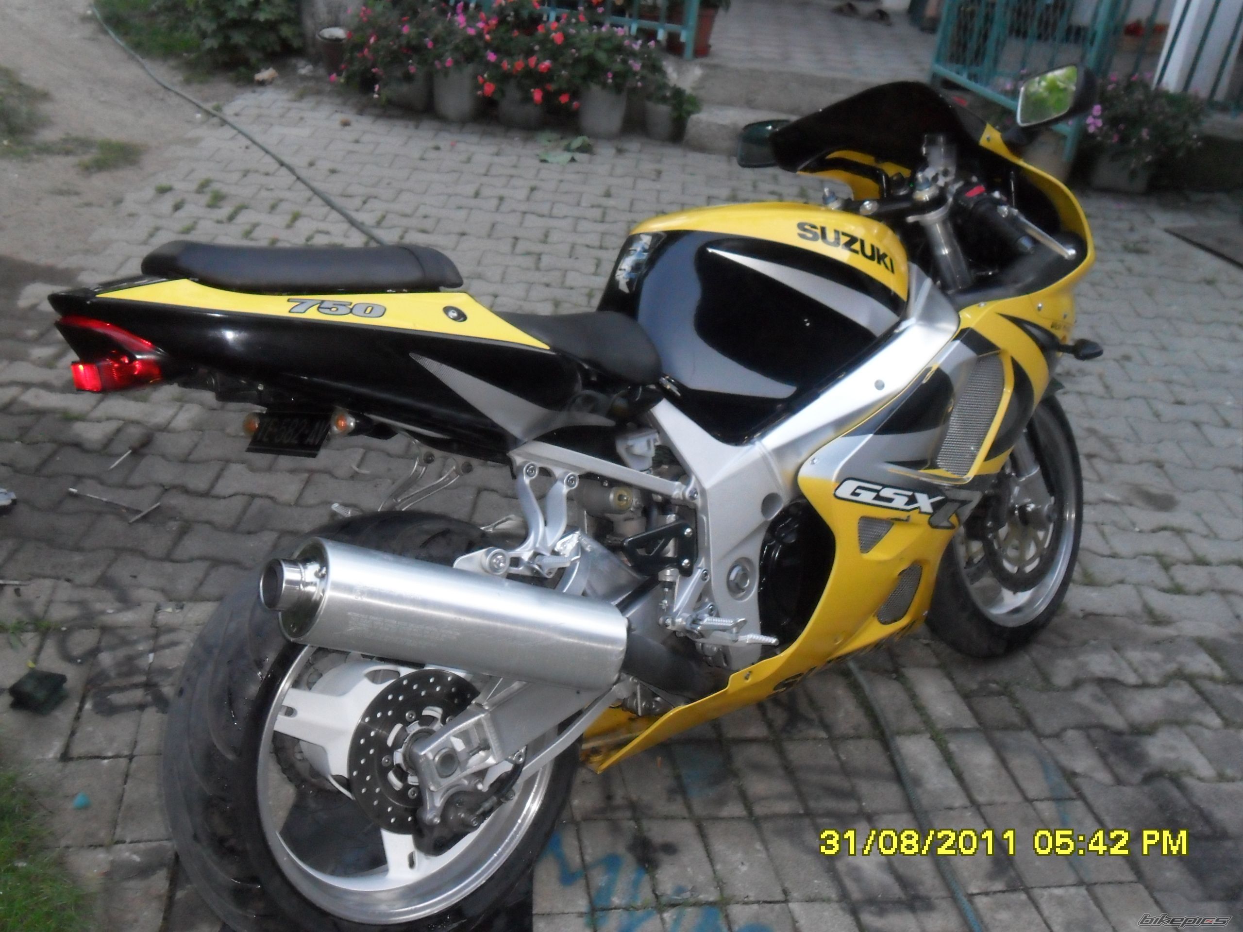 2000 SUZUKI GSX R 750 | Picture 2321641 motorcycle photo