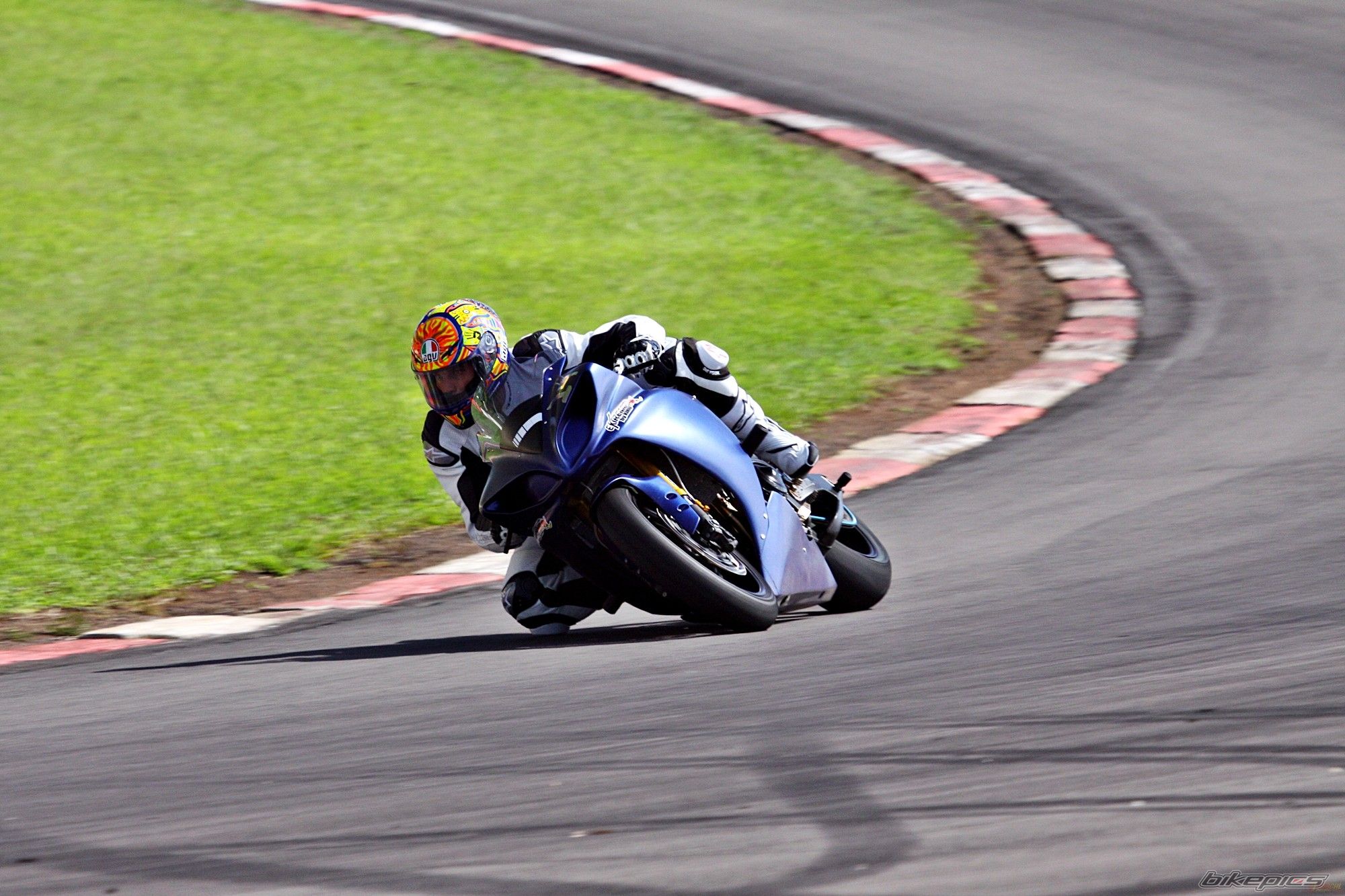2012 YAMAHA YZF R1 | Picture 2352825 motorcycle photo