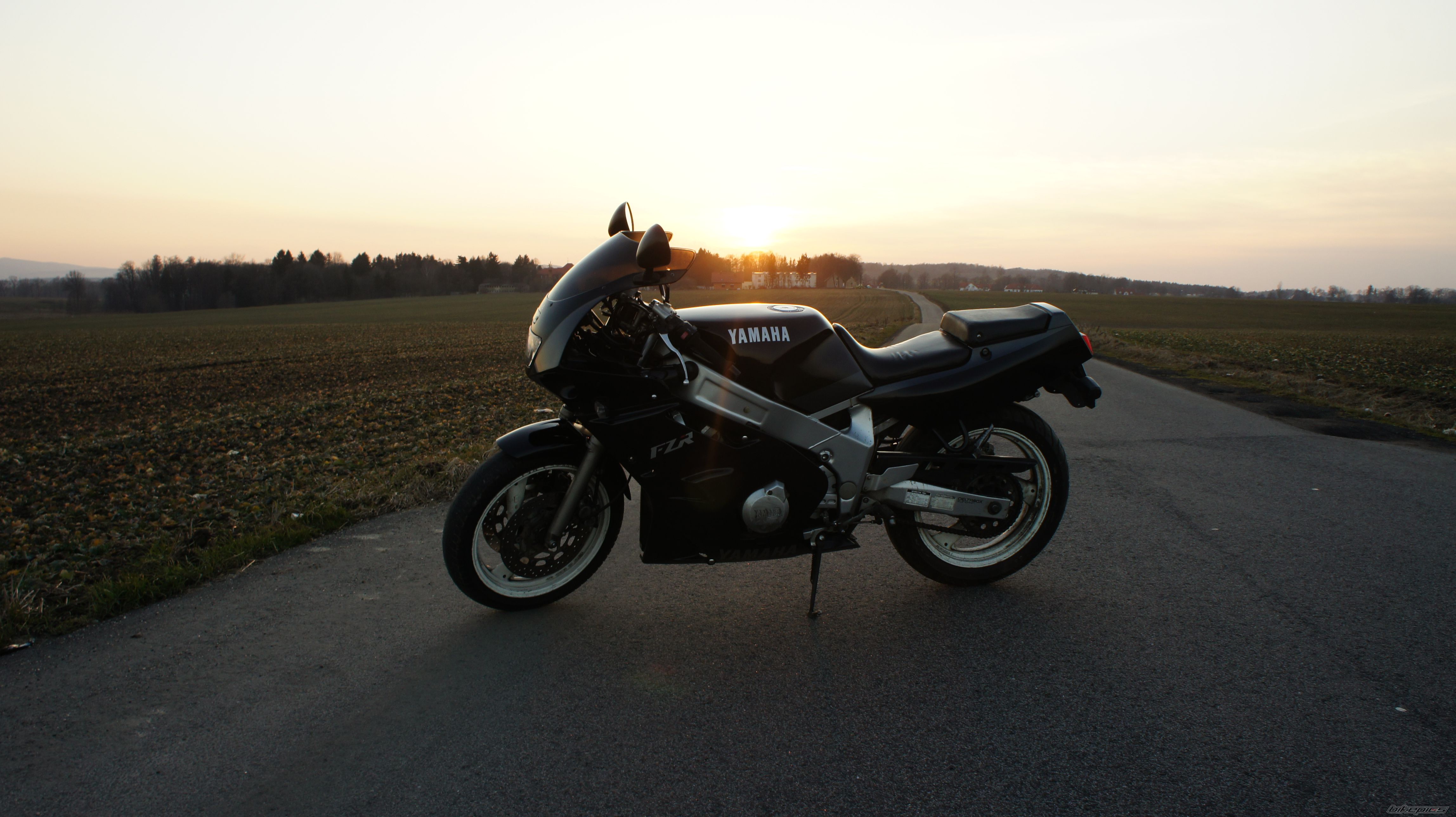 1992 YAMAHA FZR 600 | Picture 2378435 motorcycle photo