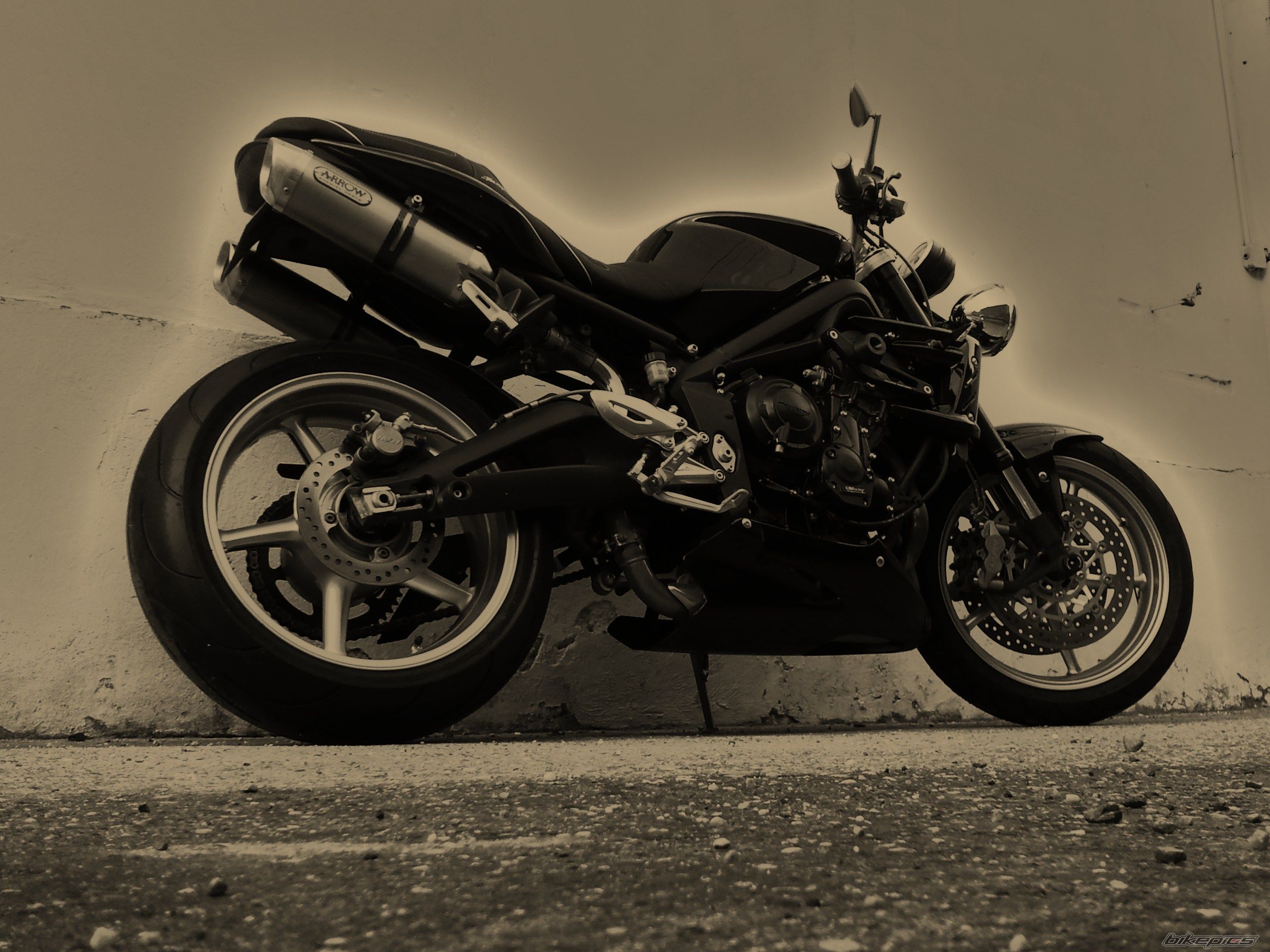 2011 TRIUMPH STREET TRIPLE R | Picture 2397567 motorcycle photo