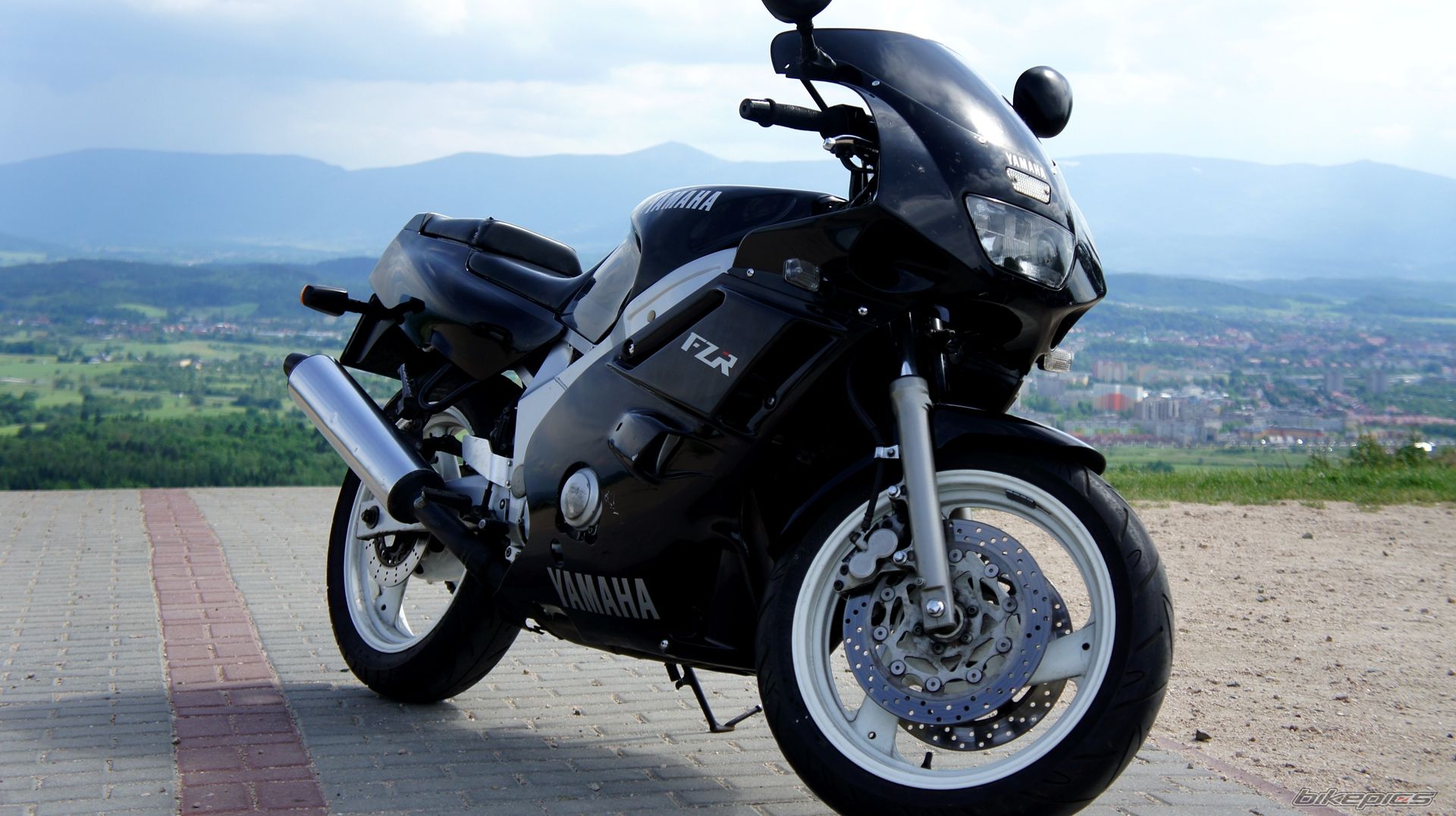 1992 YAMAHA FZR 600 | Picture 2408935 motorcycle photo