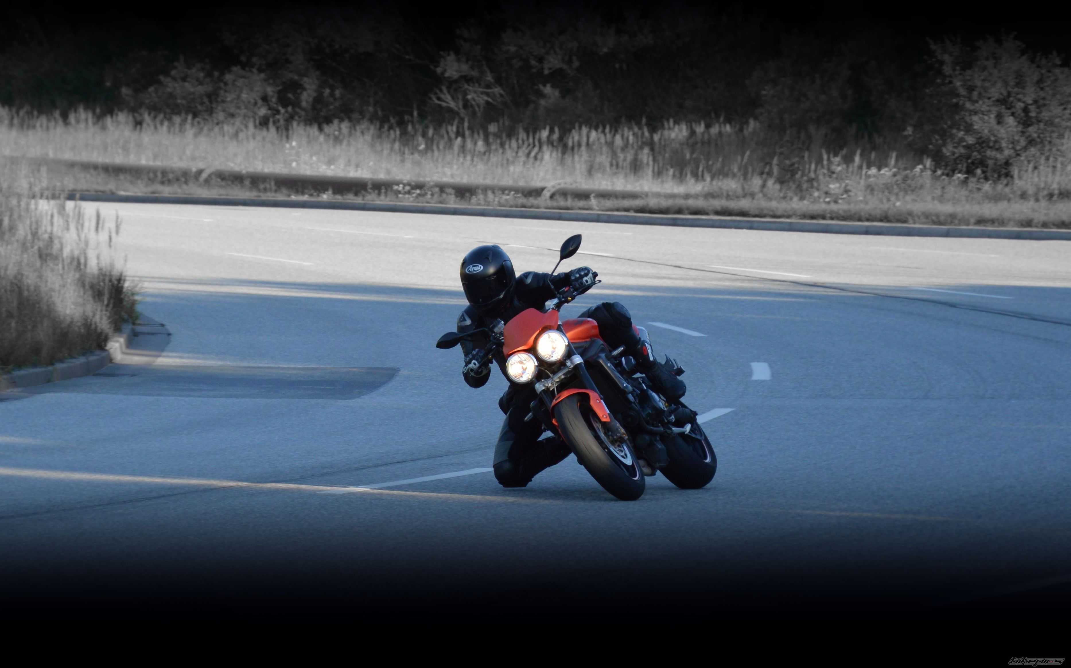 2010 TRIUMPH STREET TRIPLE R | Picture 2434680 motorcycle photo