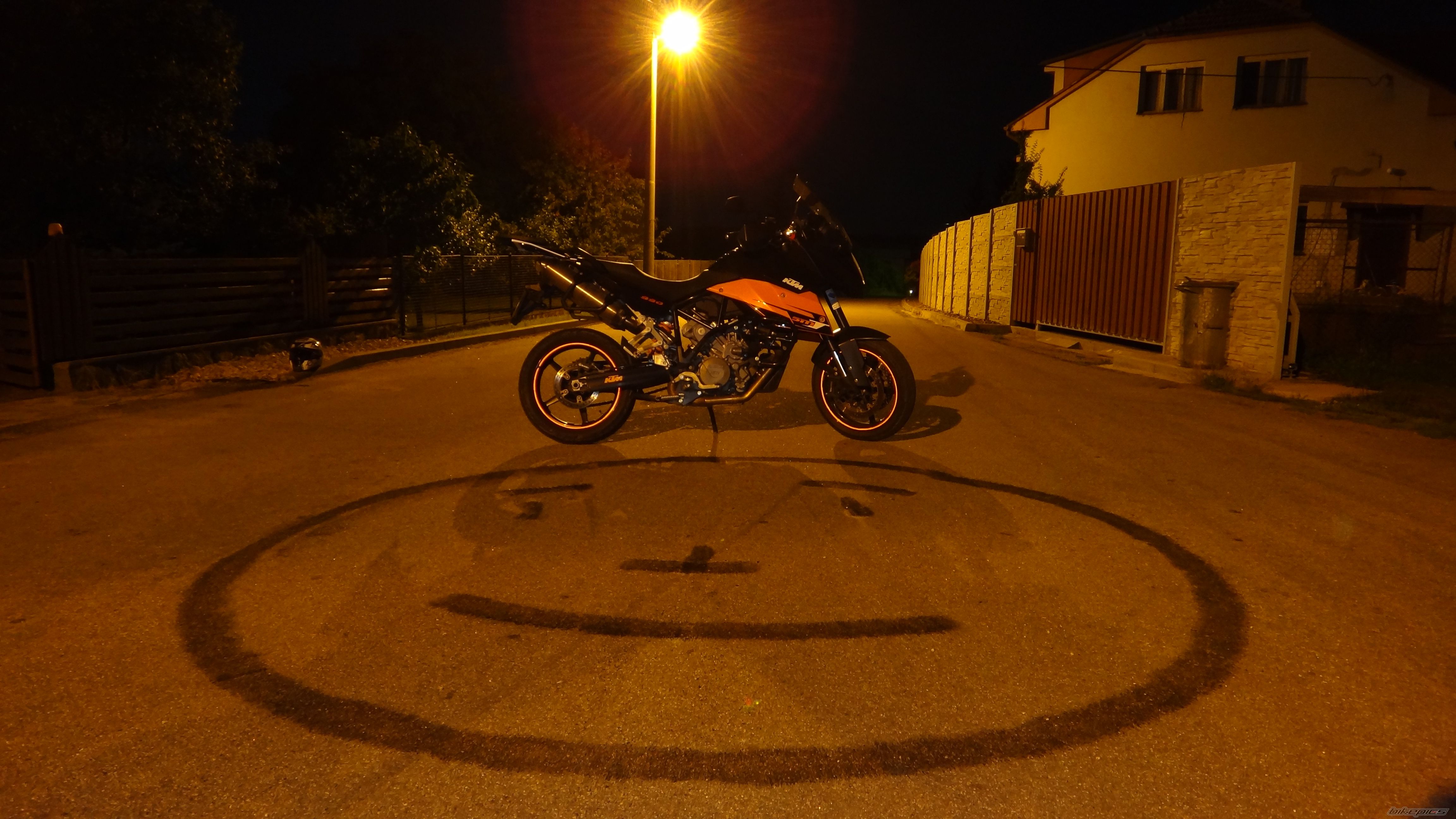 2009 KTM 990 SUPERMOTO | Picture 2436384 motorcycle photo