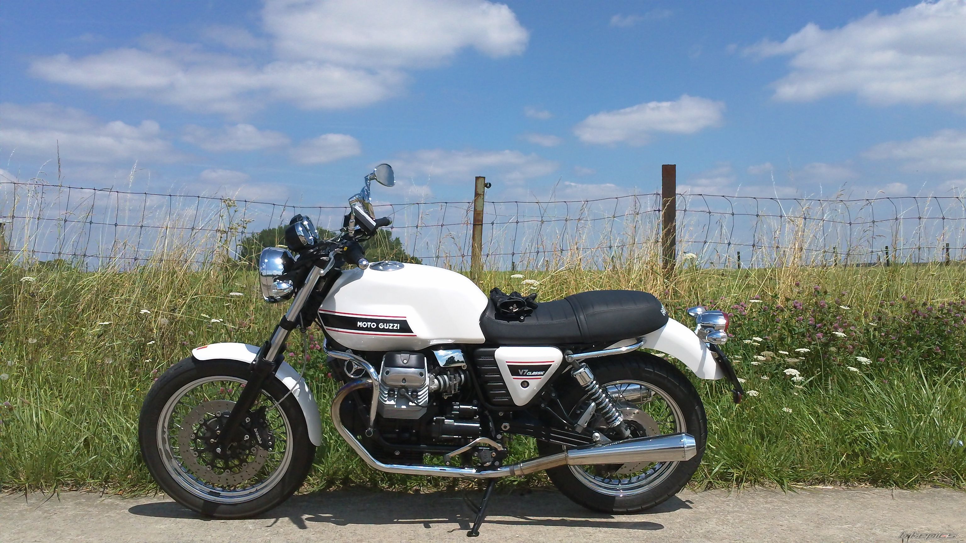 2009 MOTO GUZZI V7 | Picture 2436533 motorcycle photo