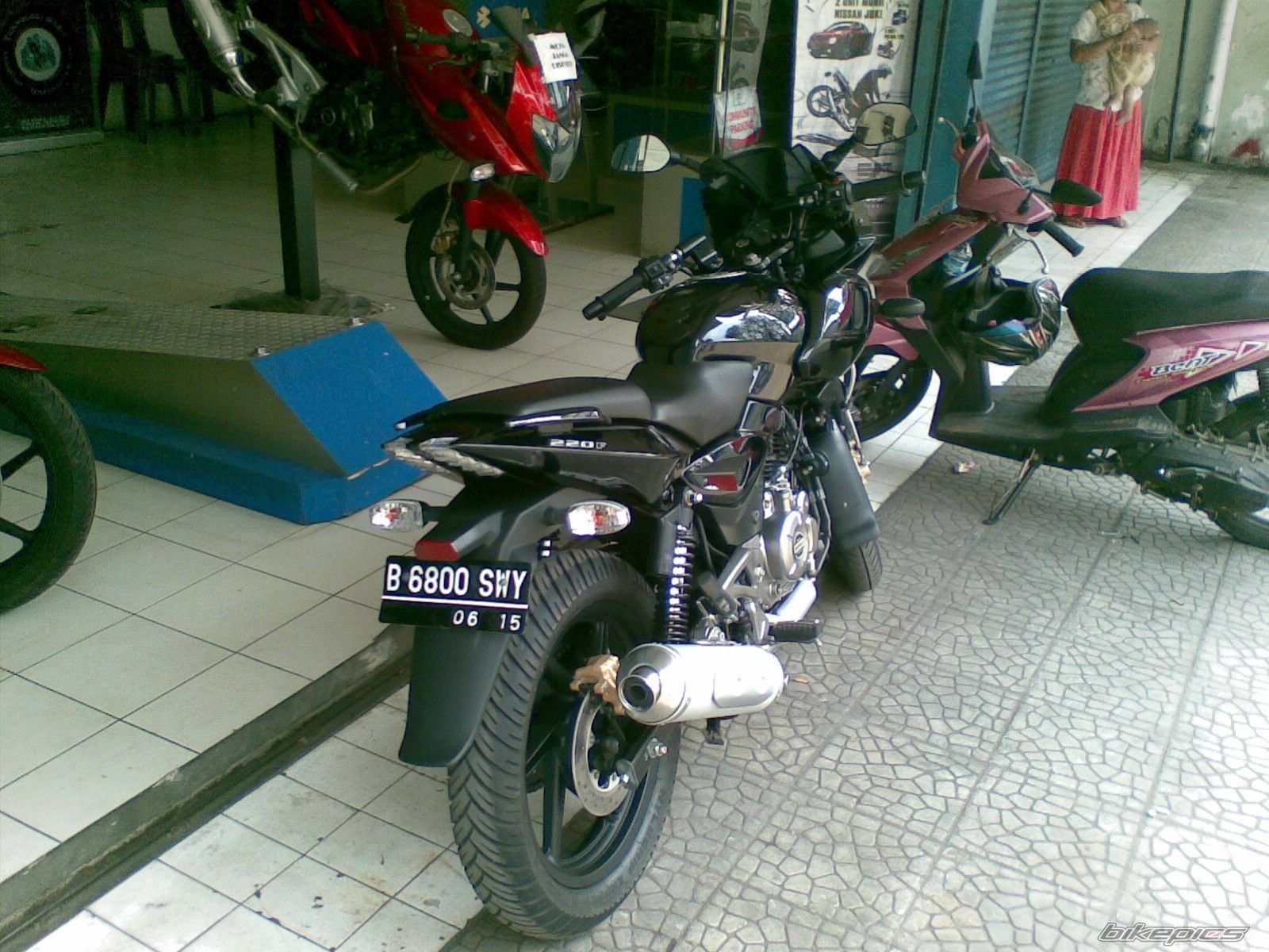 2012 BAJAJ PULSAR 220F | Picture 2470096 motorcycle photo