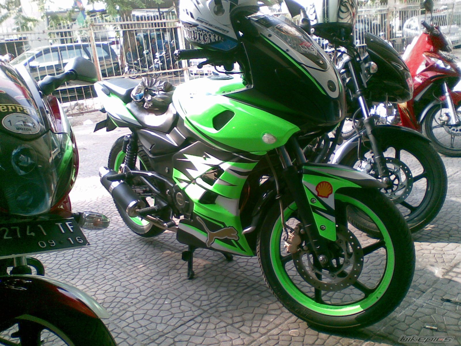 2012 BAJAJ PULSAR 220F | Picture 2470101 motorcycle photo