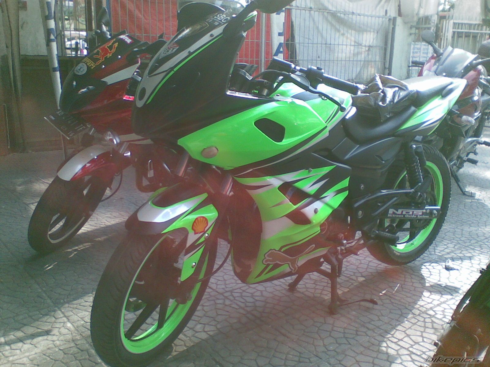 2012 BAJAJ PULSAR 220F | Picture 2470108 motorcycle photo