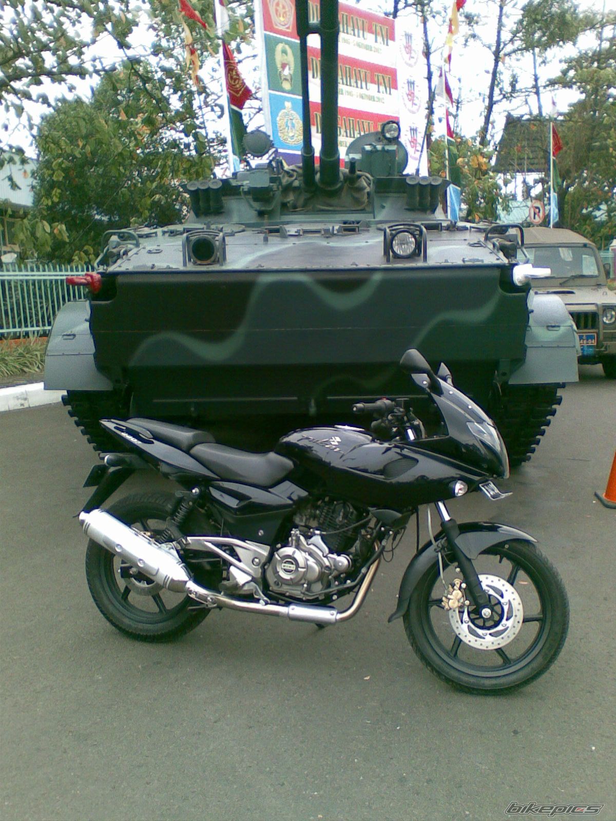 2012 BAJAJ PULSAR 220F | Picture 2470109 motorcycle photo