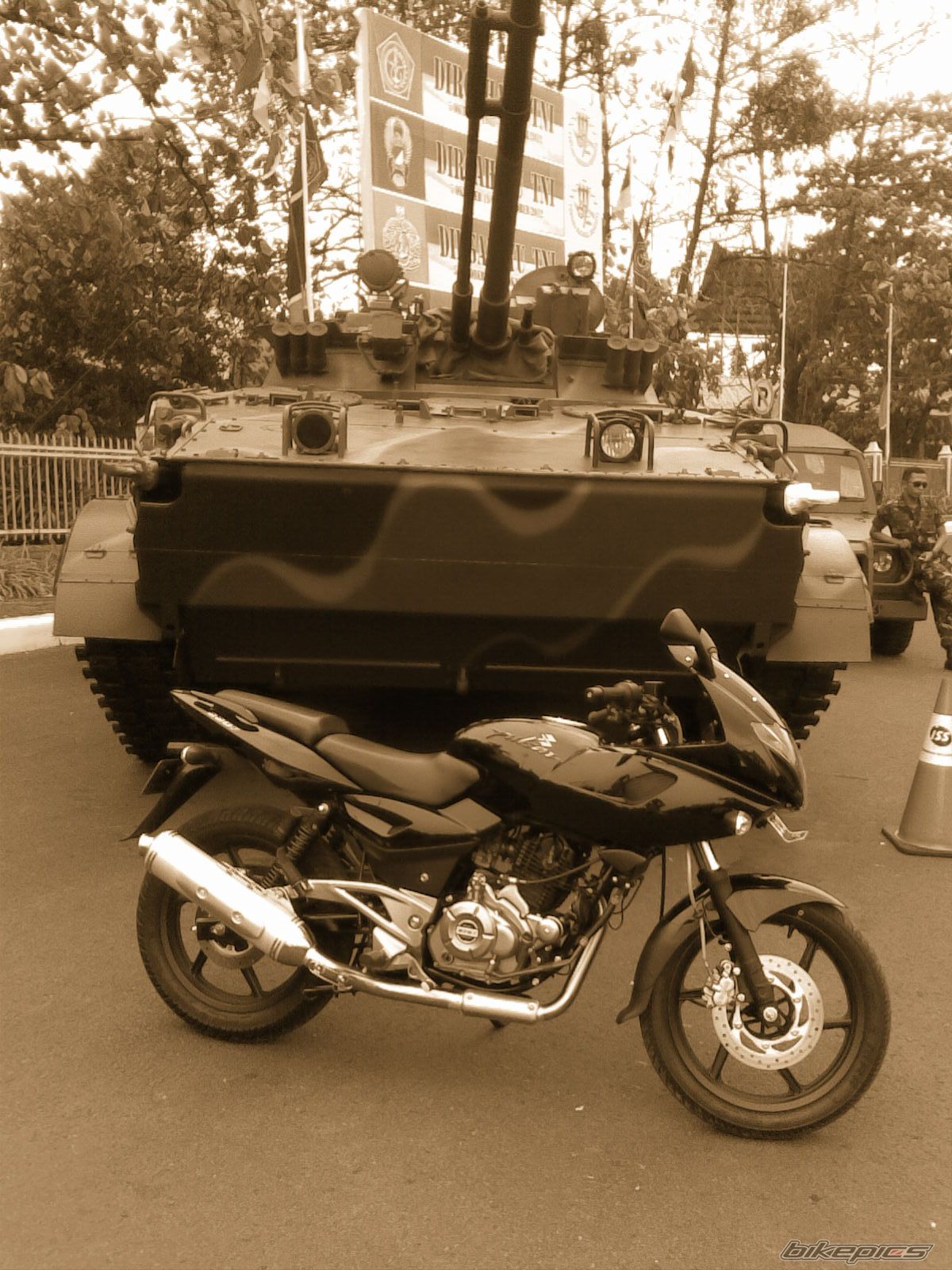 2012 BAJAJ PULSAR 220F | Picture 2470110 motorcycle photo