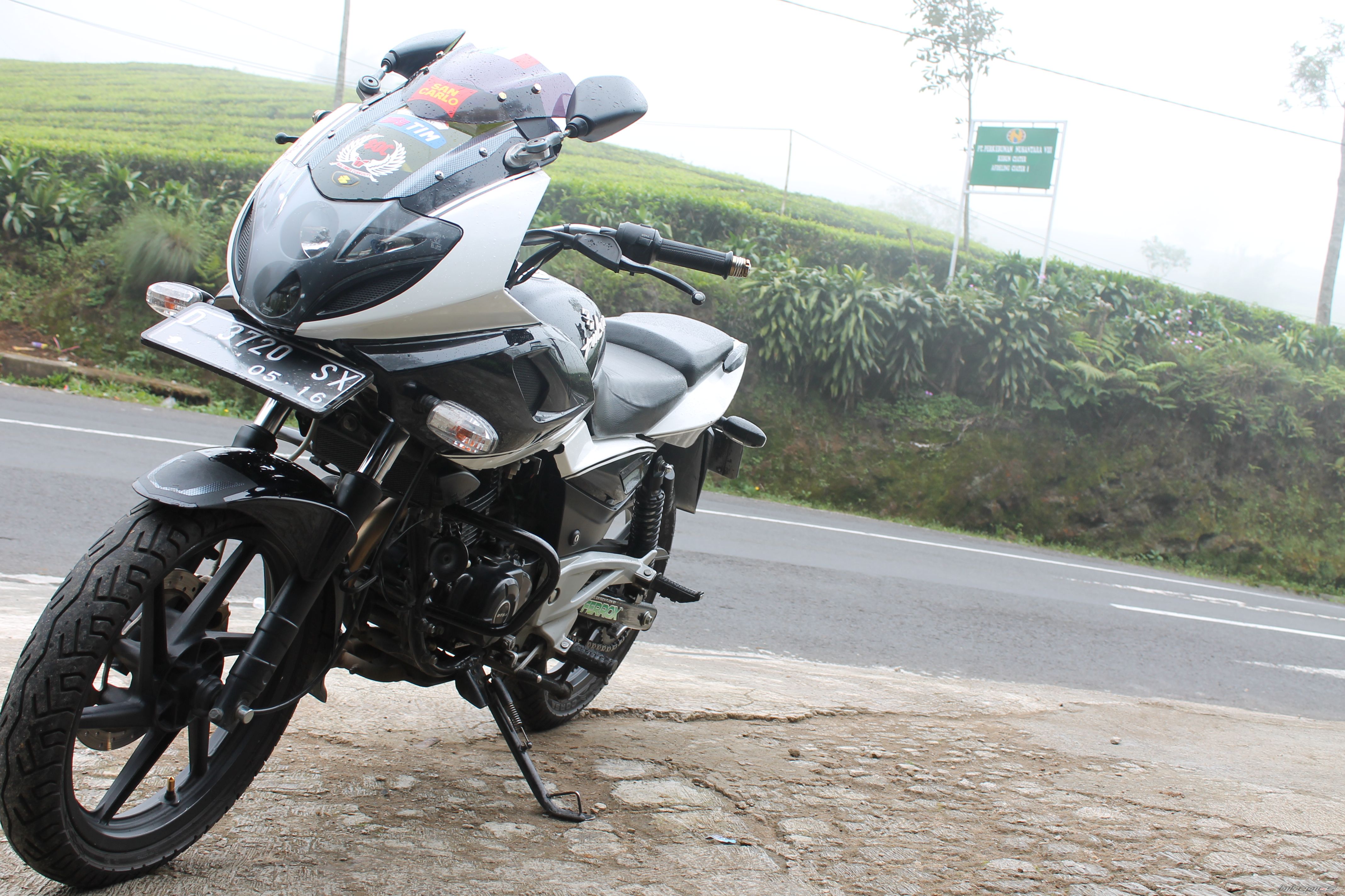 2011 BAJAJ PULSAR 220F | Picture 2511363 motorcycle photo