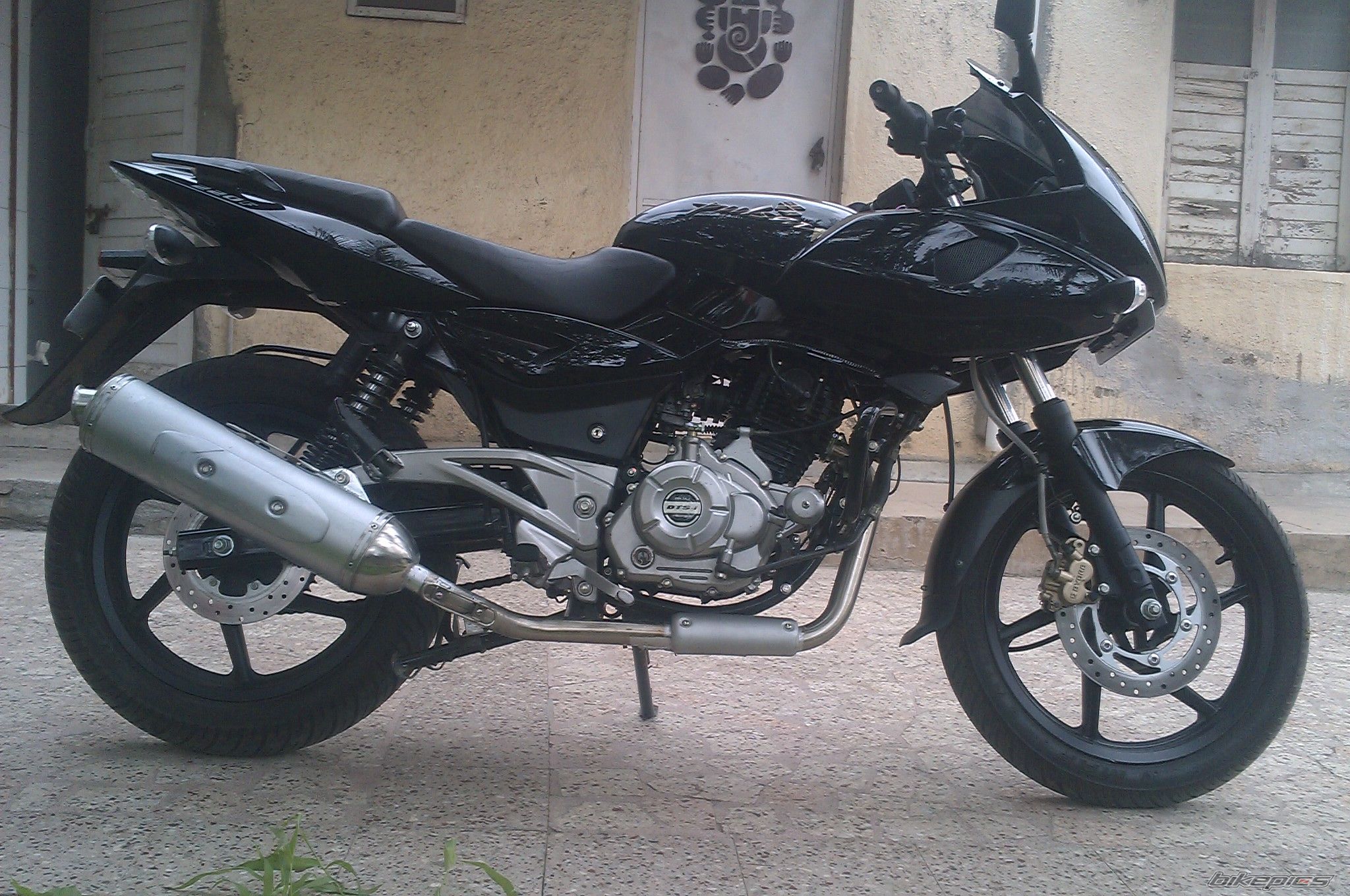 2013 BAJAJ PULSAR 220F | Picture 2573087 motorcycle photo