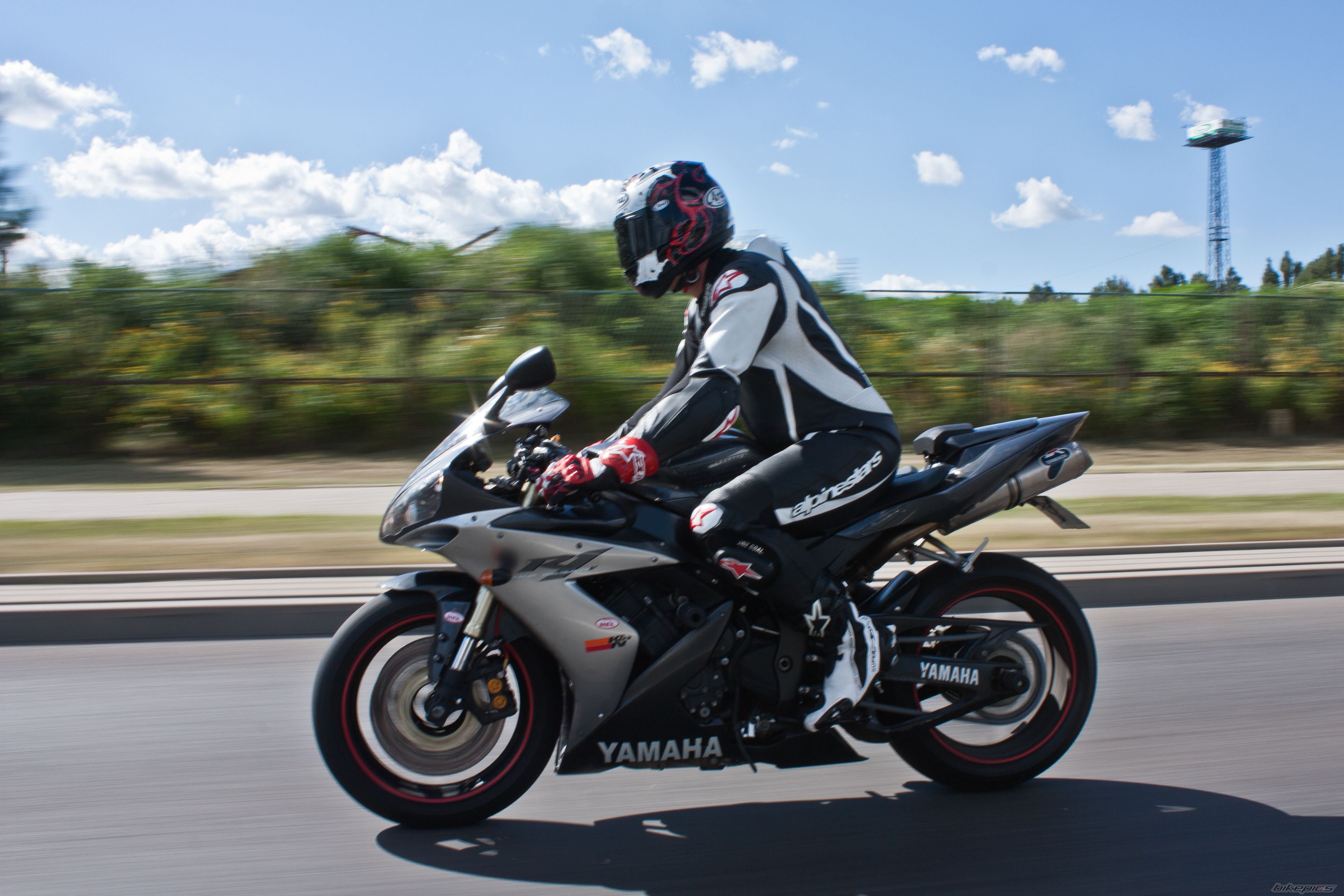 2004 YAMAHA YZF R1 | Picture 2584401 motorcycle photo