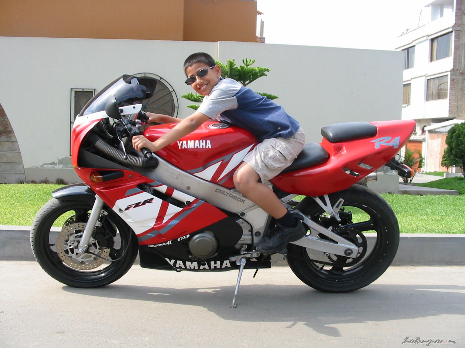 1998 YAMAHA FZR 400 | Picture 2589061 motorcycle photo