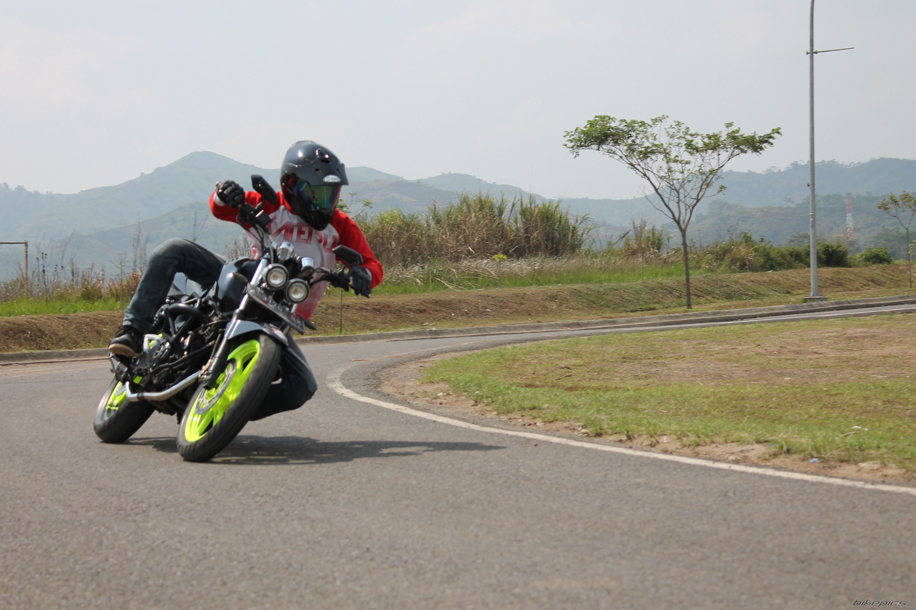 2011 BAJAJ PULSAR 220F | Picture 2606307 motorcycle photo