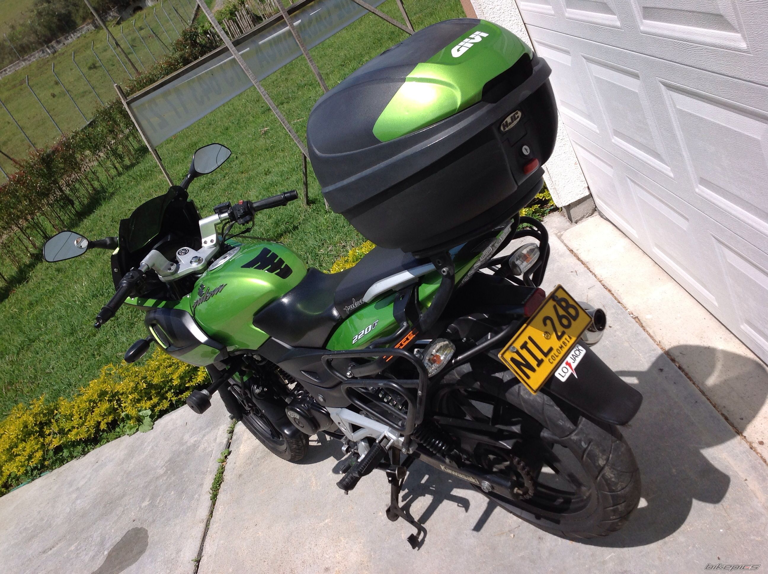 2009 BAJAJ PULSAR 220F | Picture 2642495 motorcycle photo